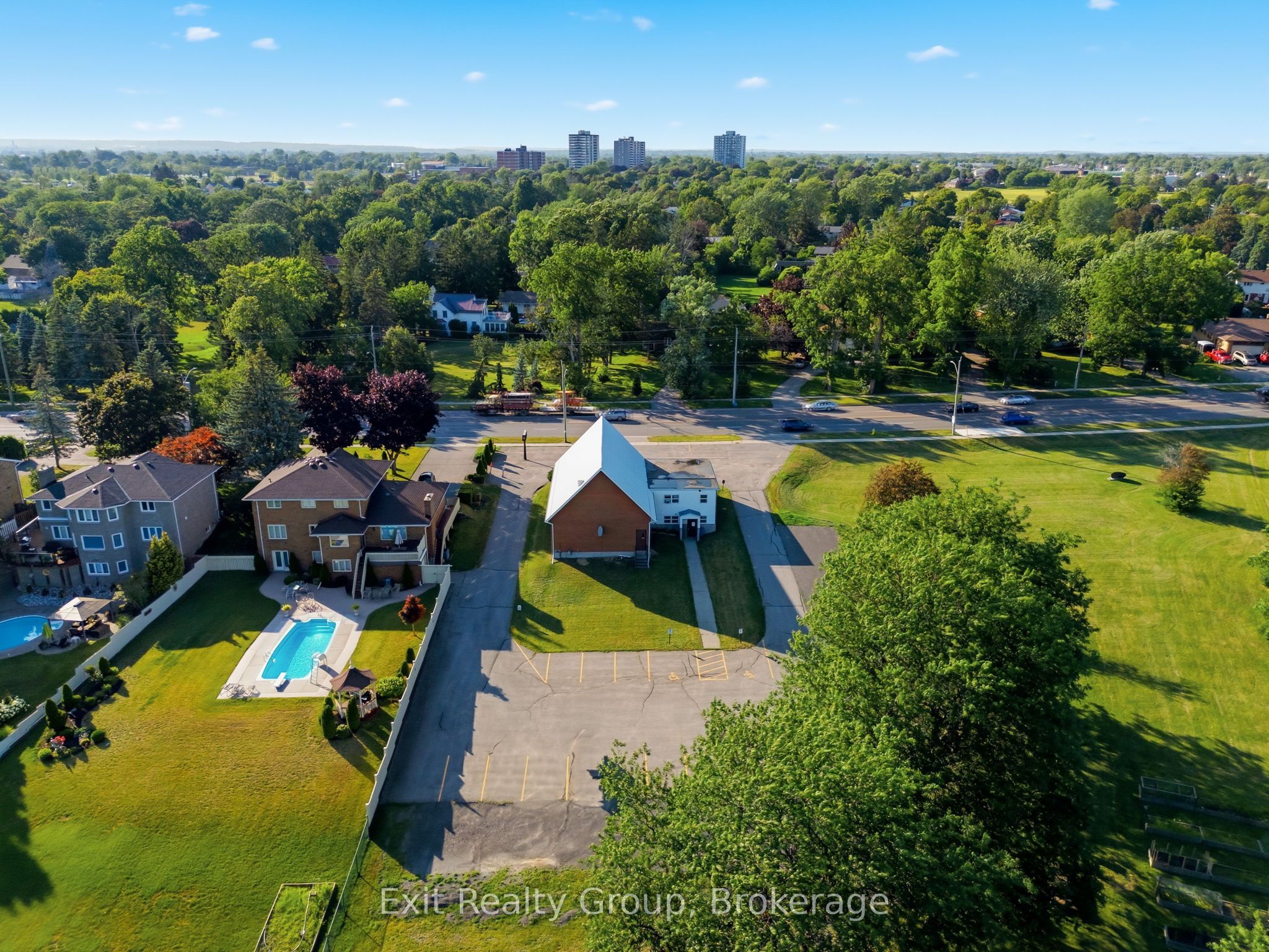 253 Dundas Street W