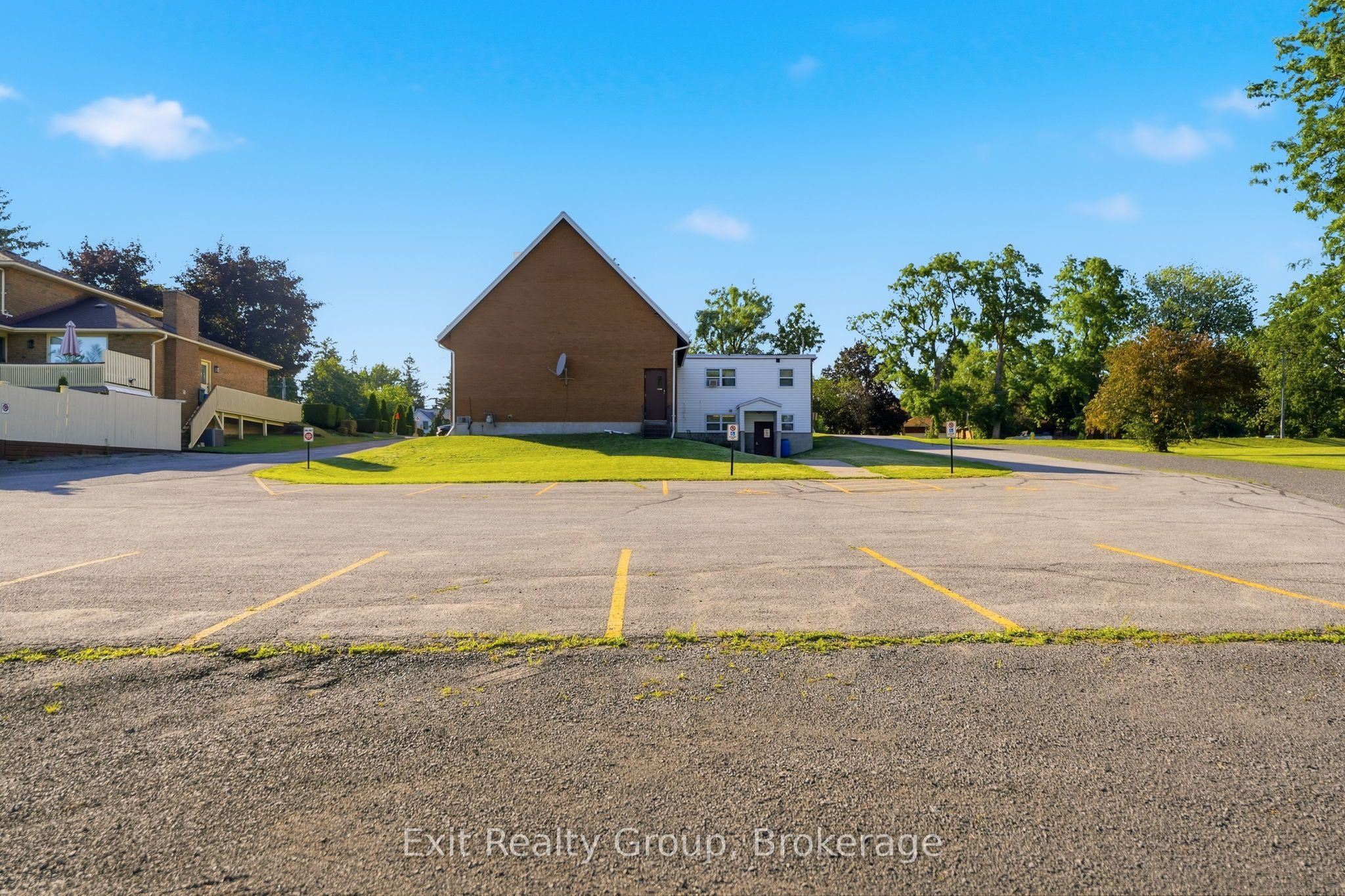 253 Dundas Street W