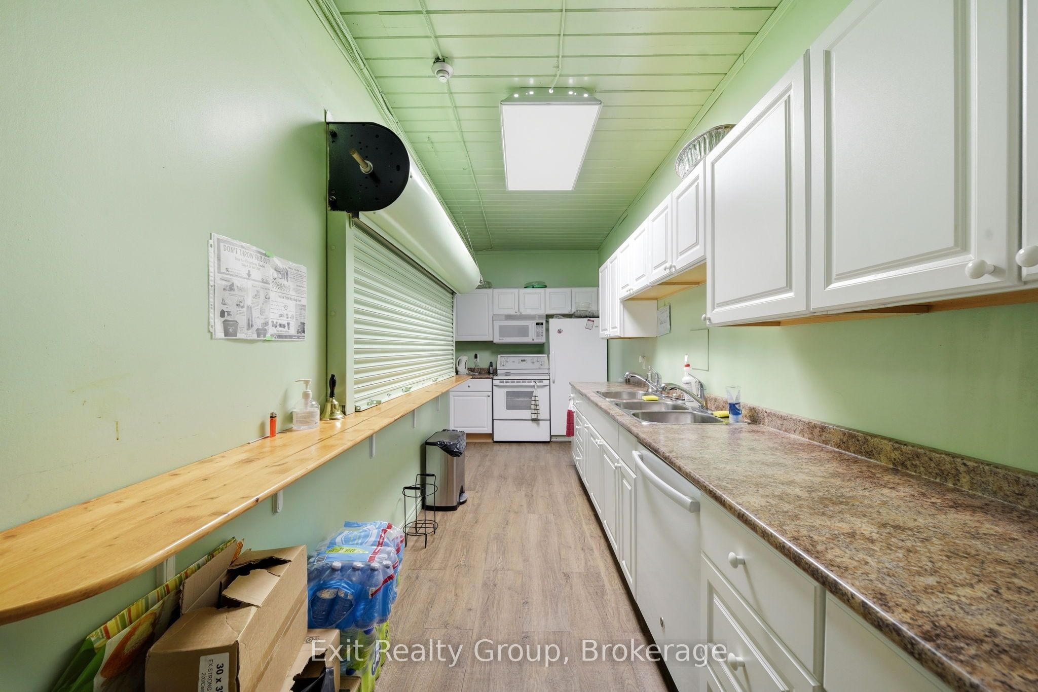 253 Dundas Street W