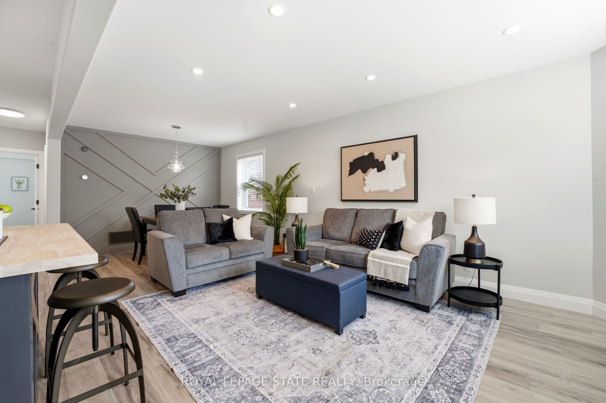 957 Queensdale Avenue E