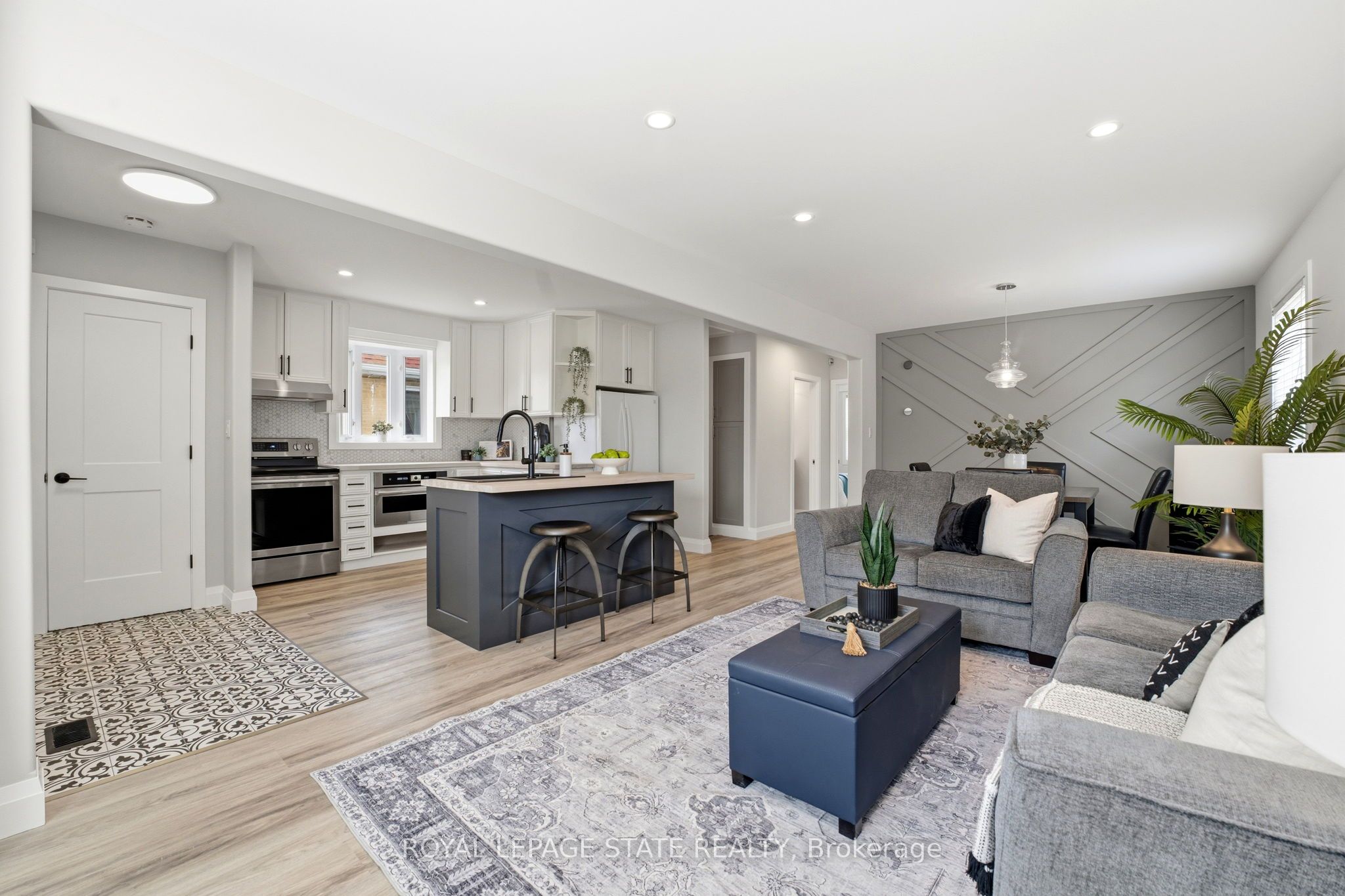 957 Queensdale Avenue E