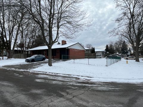 955 Hawthorne Court Oshawa ON L1H 2H4