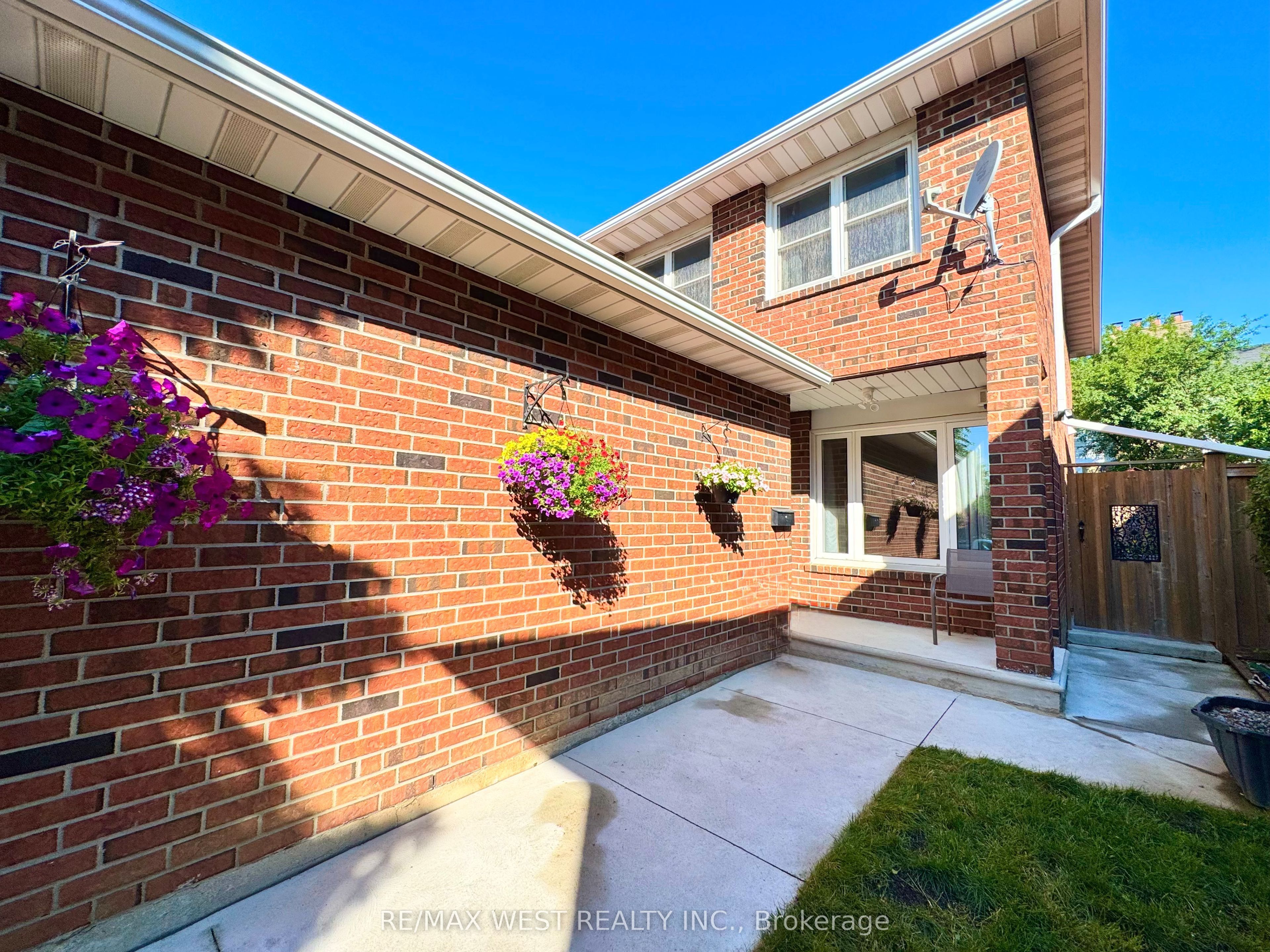 40 Maplehurst Square