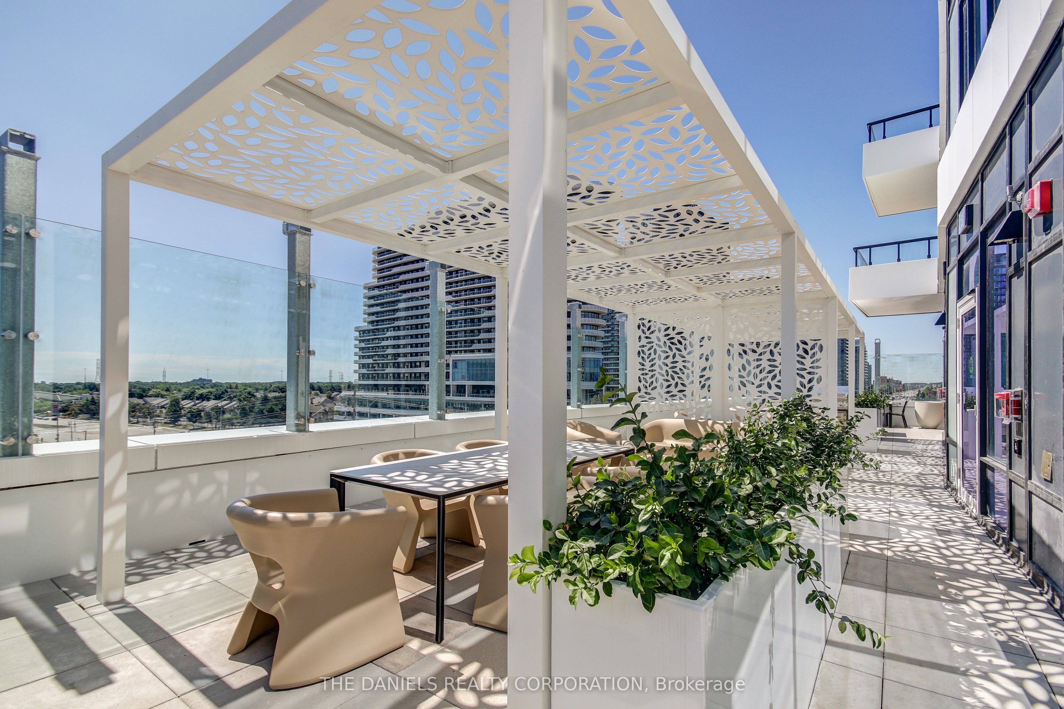 2485 Eglinton Avenue W 907