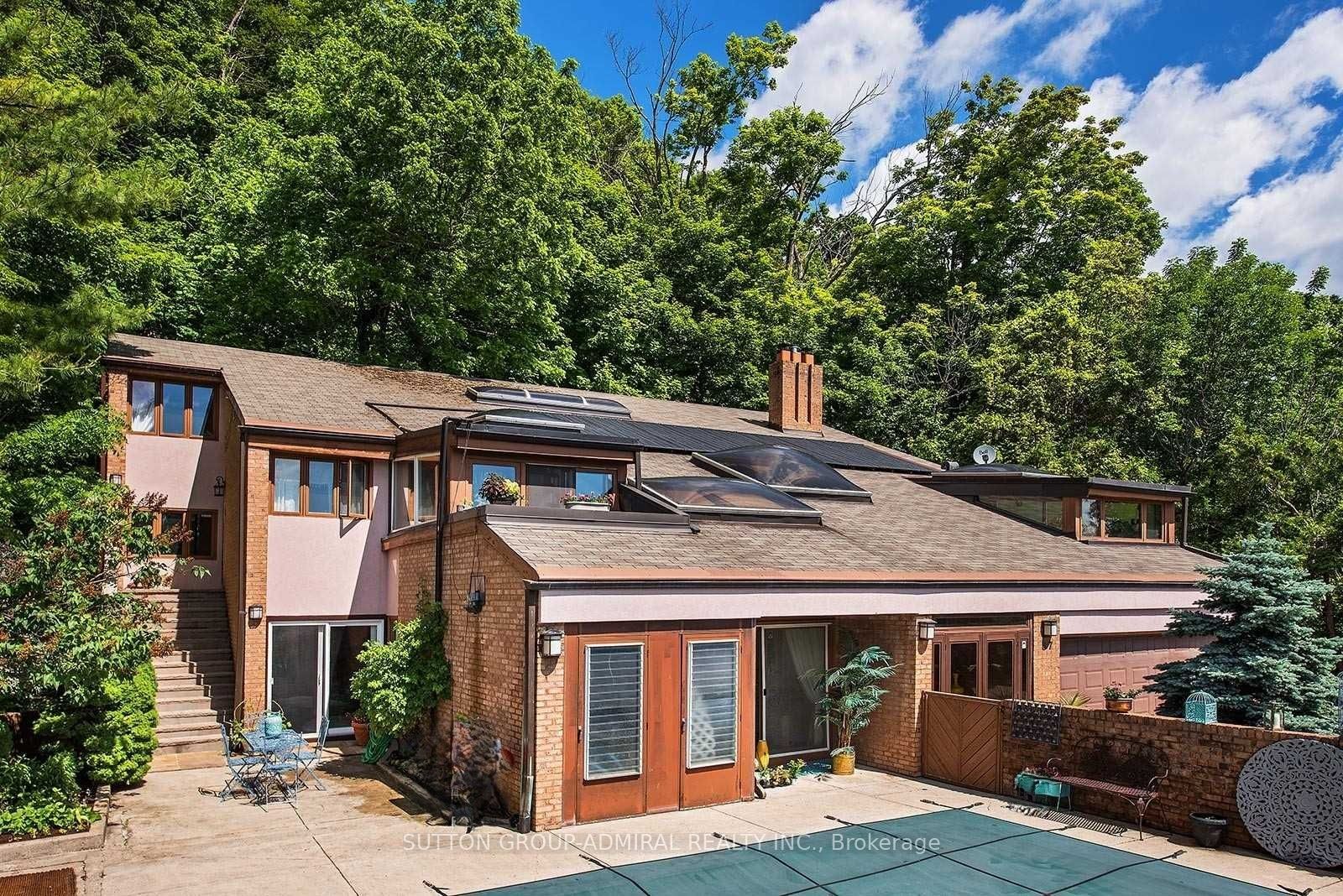 37 Meadowcliffe Drive