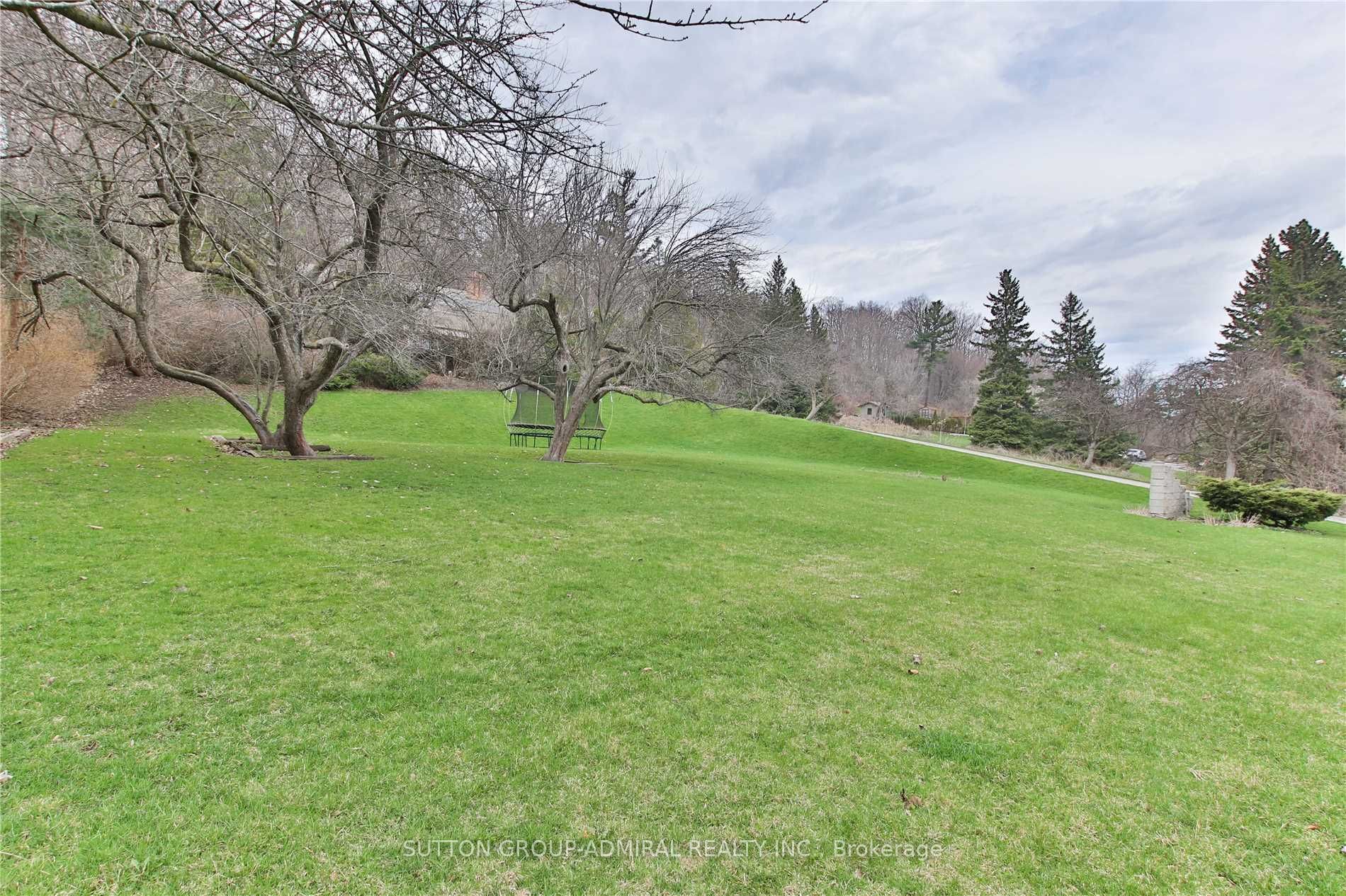 37 Meadowcliffe Drive