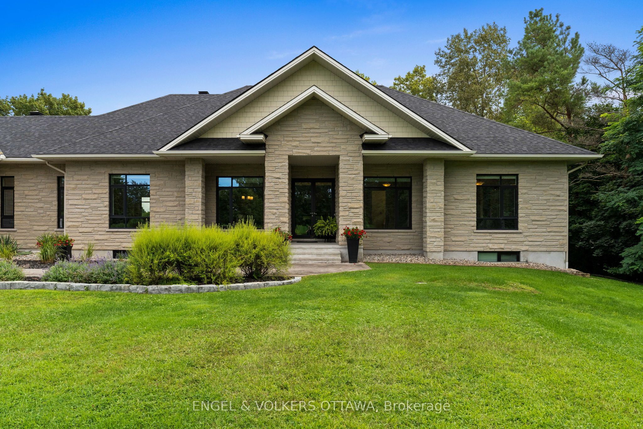 5833 Rideau Valley Drive N