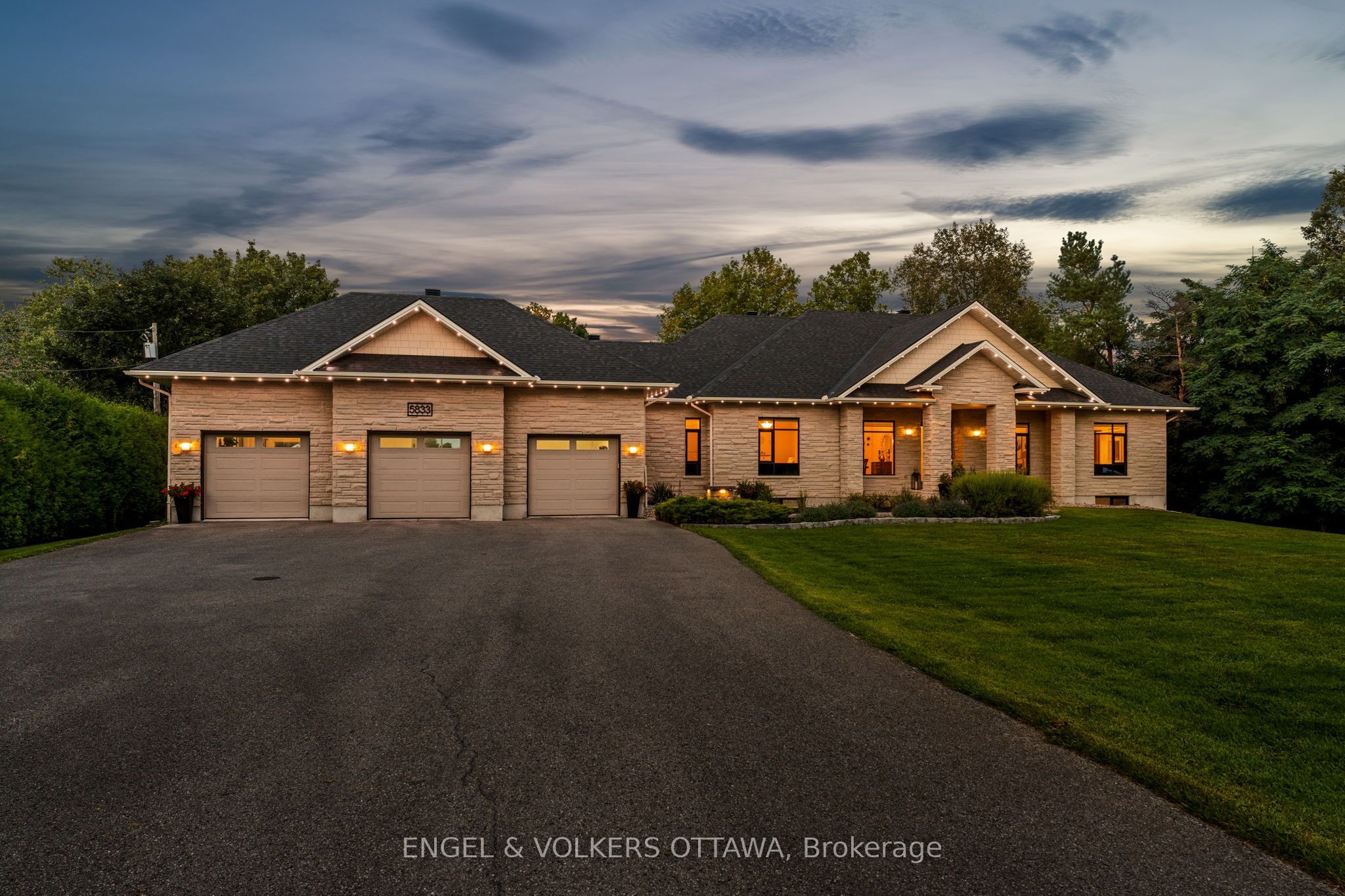 5833 Rideau Valley Drive N