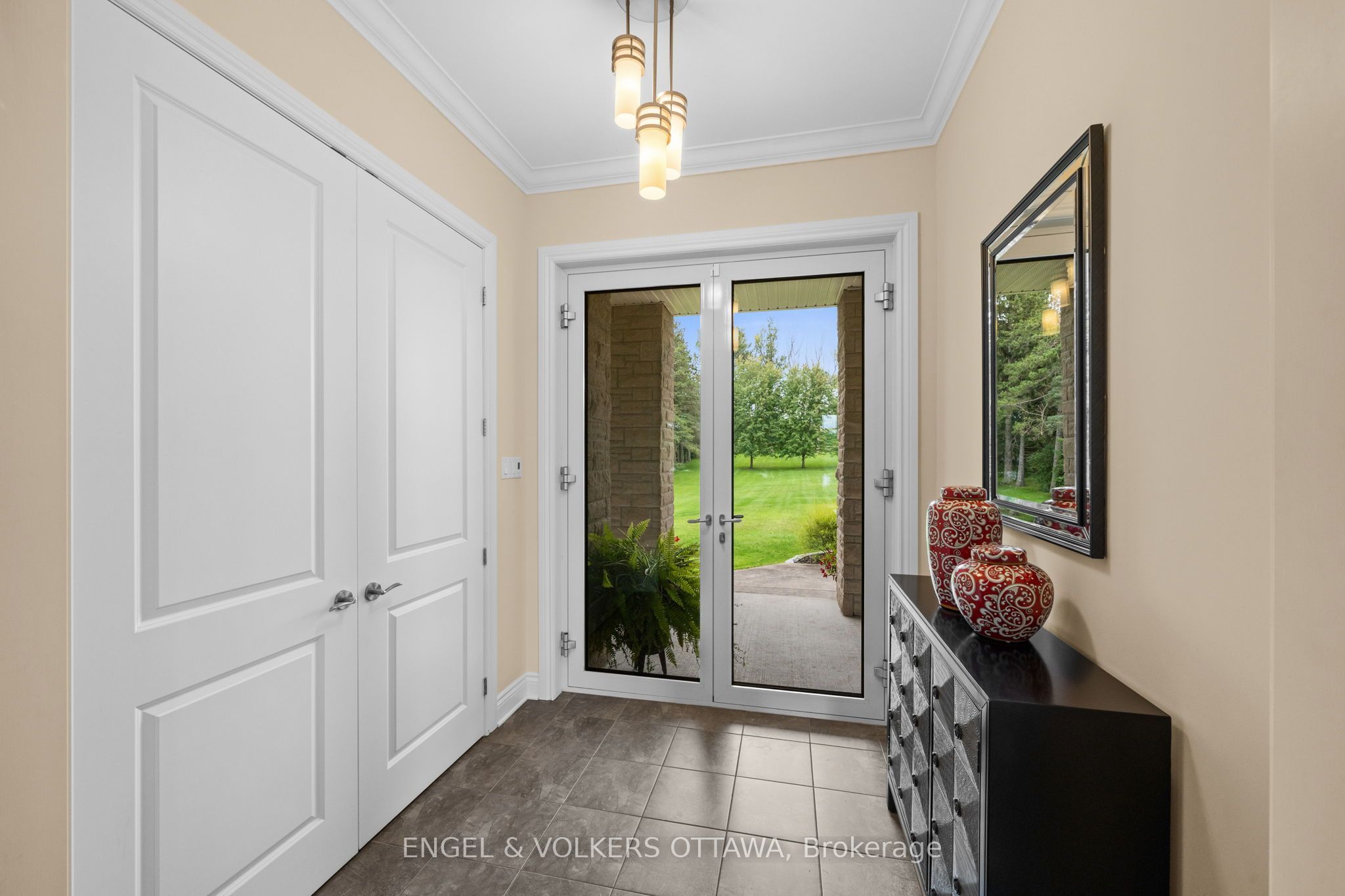5833 Rideau Valley Drive N
