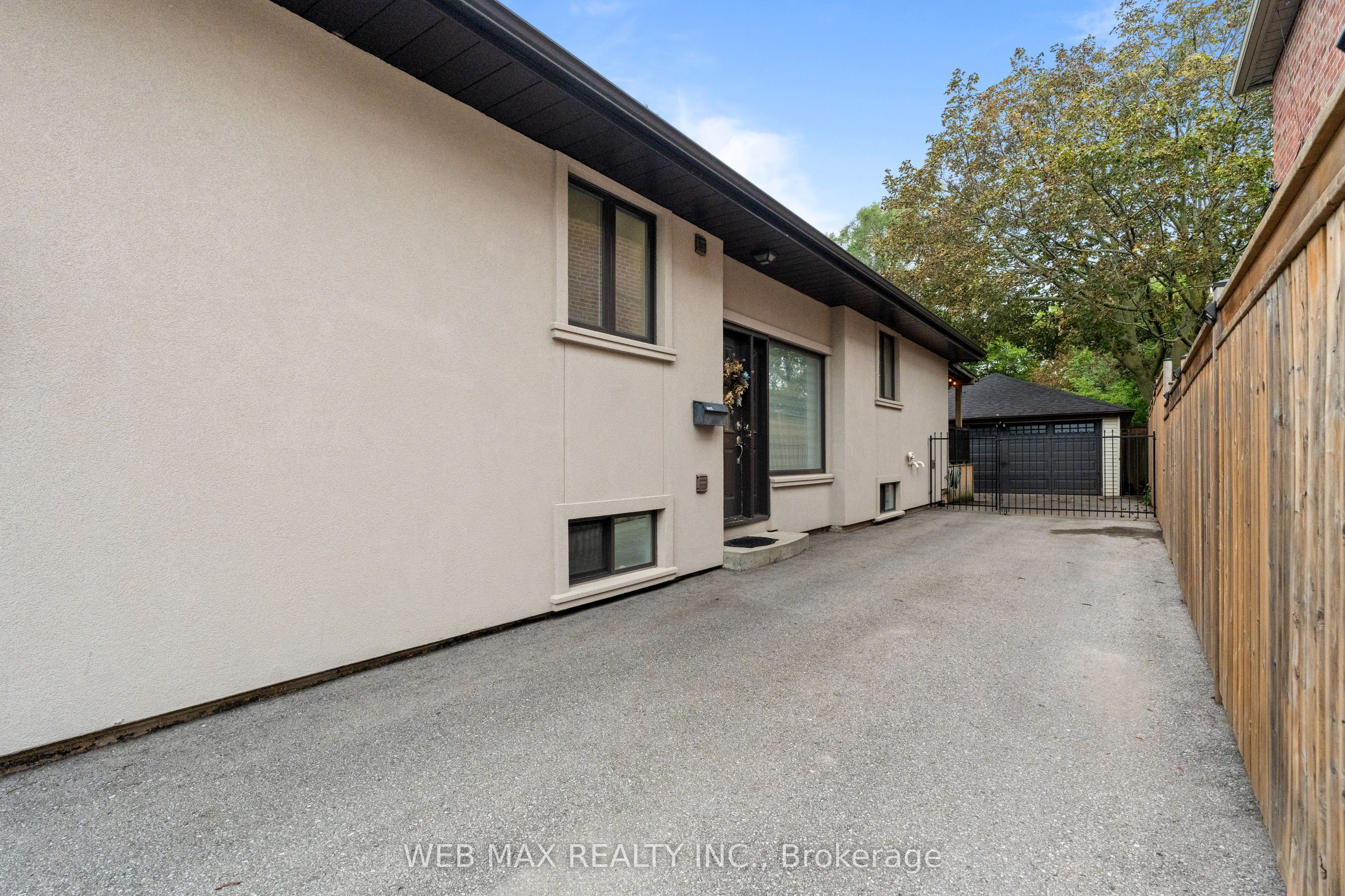 14 Howarth Avenue