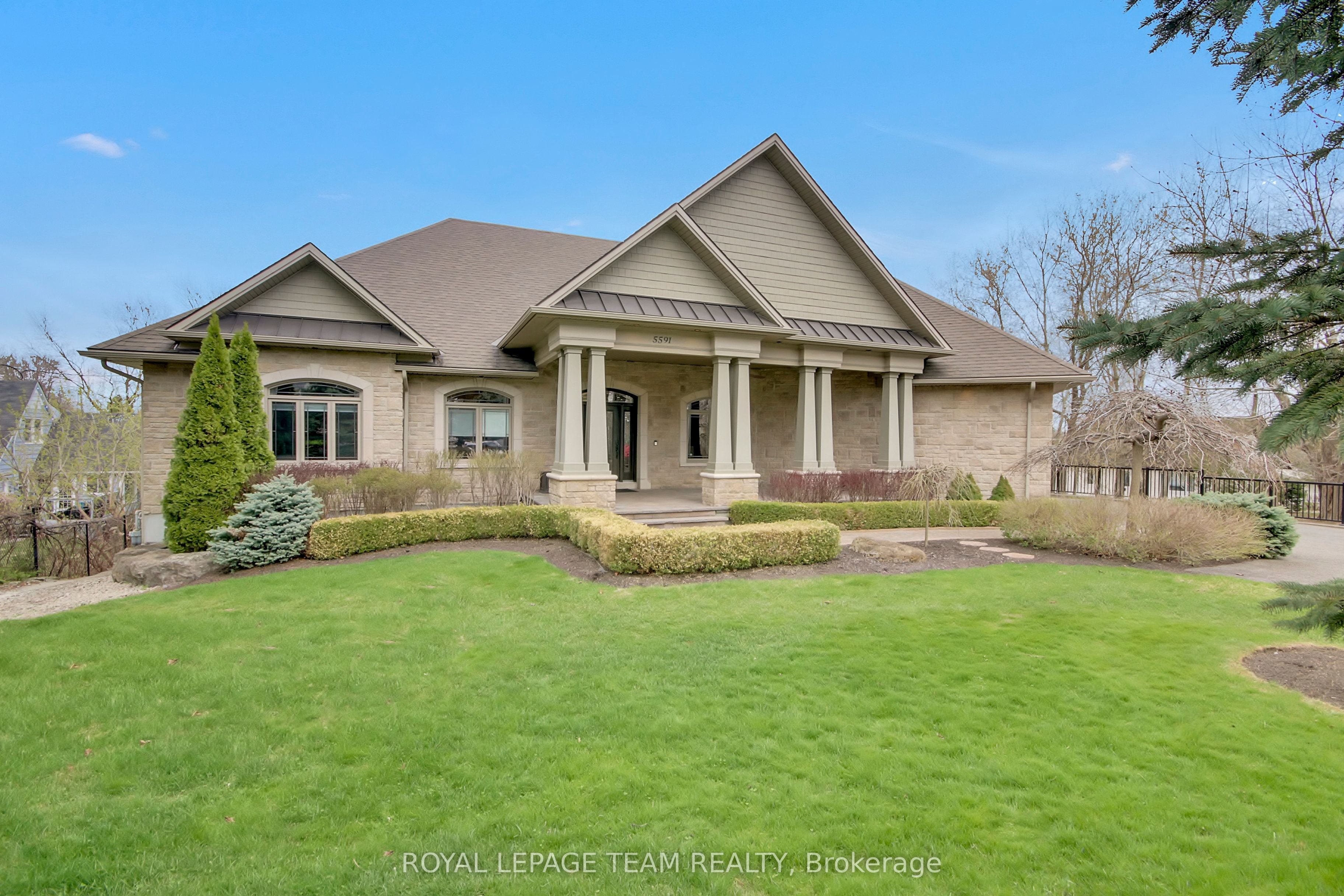 5591 Manotick Main Street