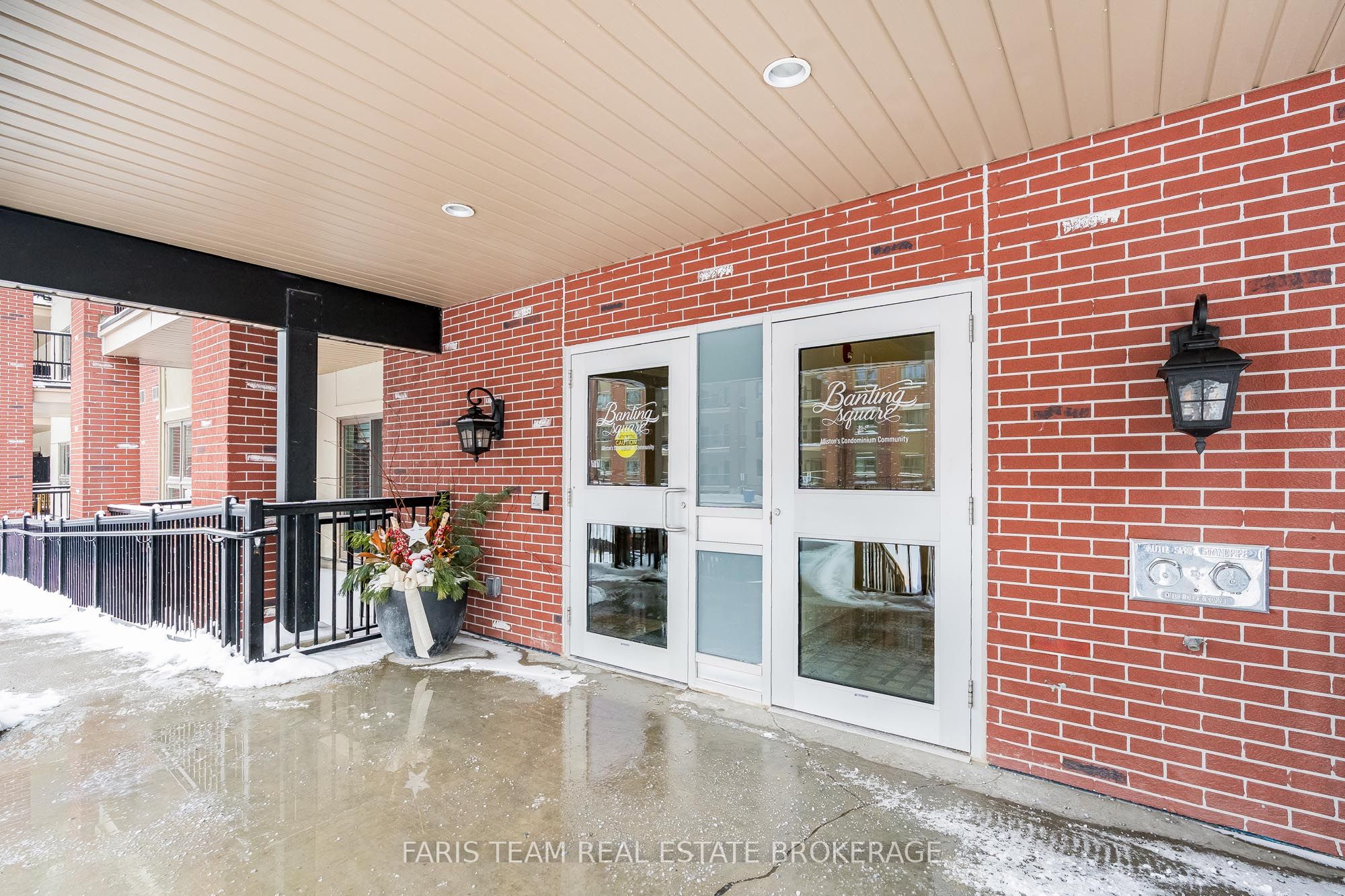 161 Wellington Street E 305