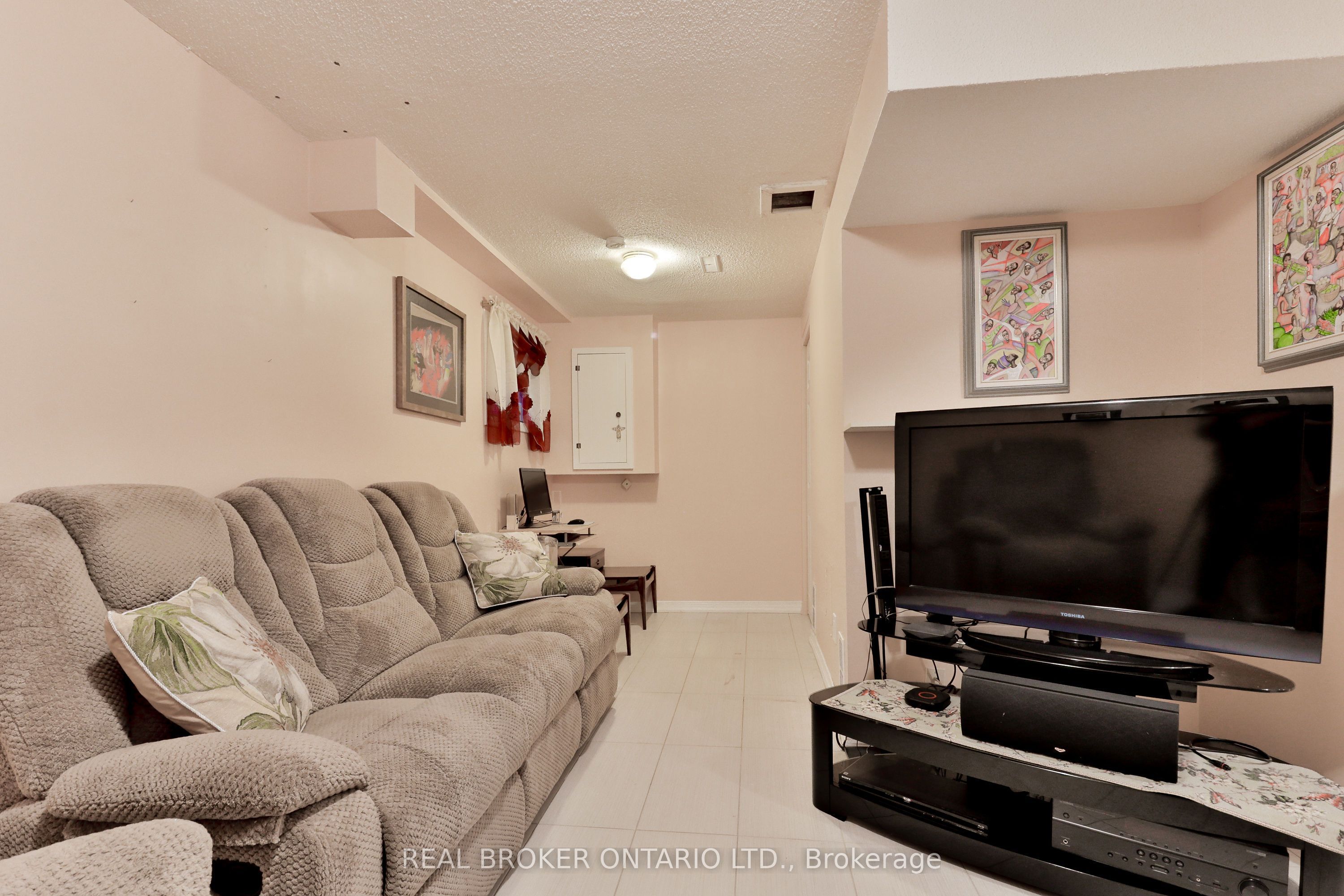 1764 Rathburn Road E 16