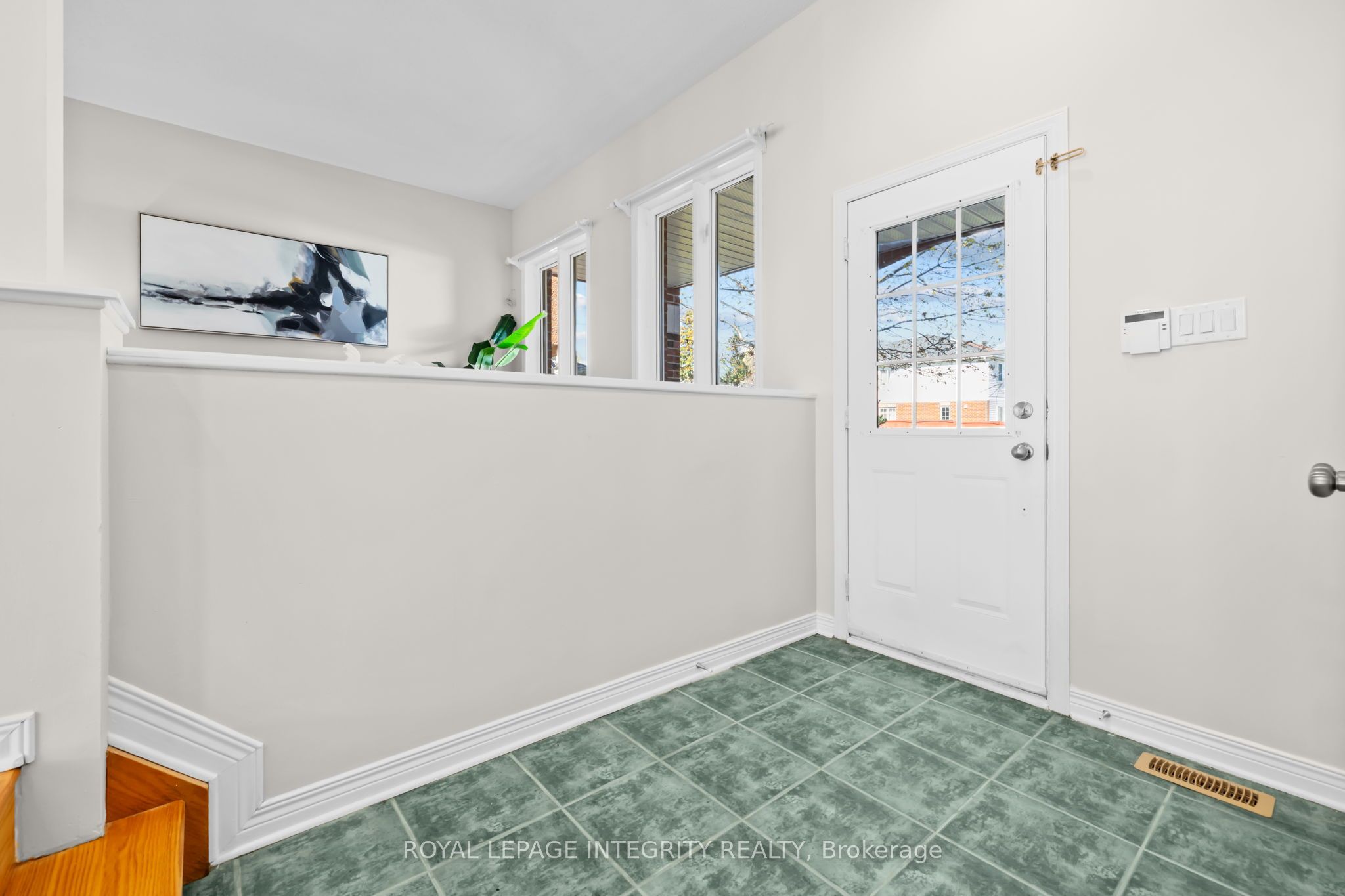 4 Tamarack Place N