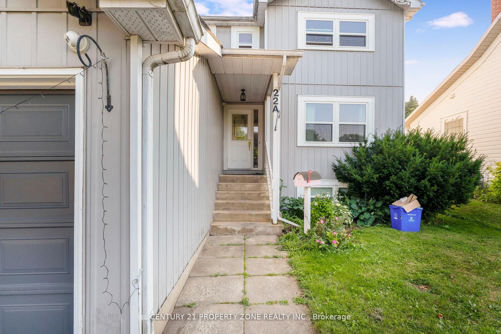 22 A John Street W