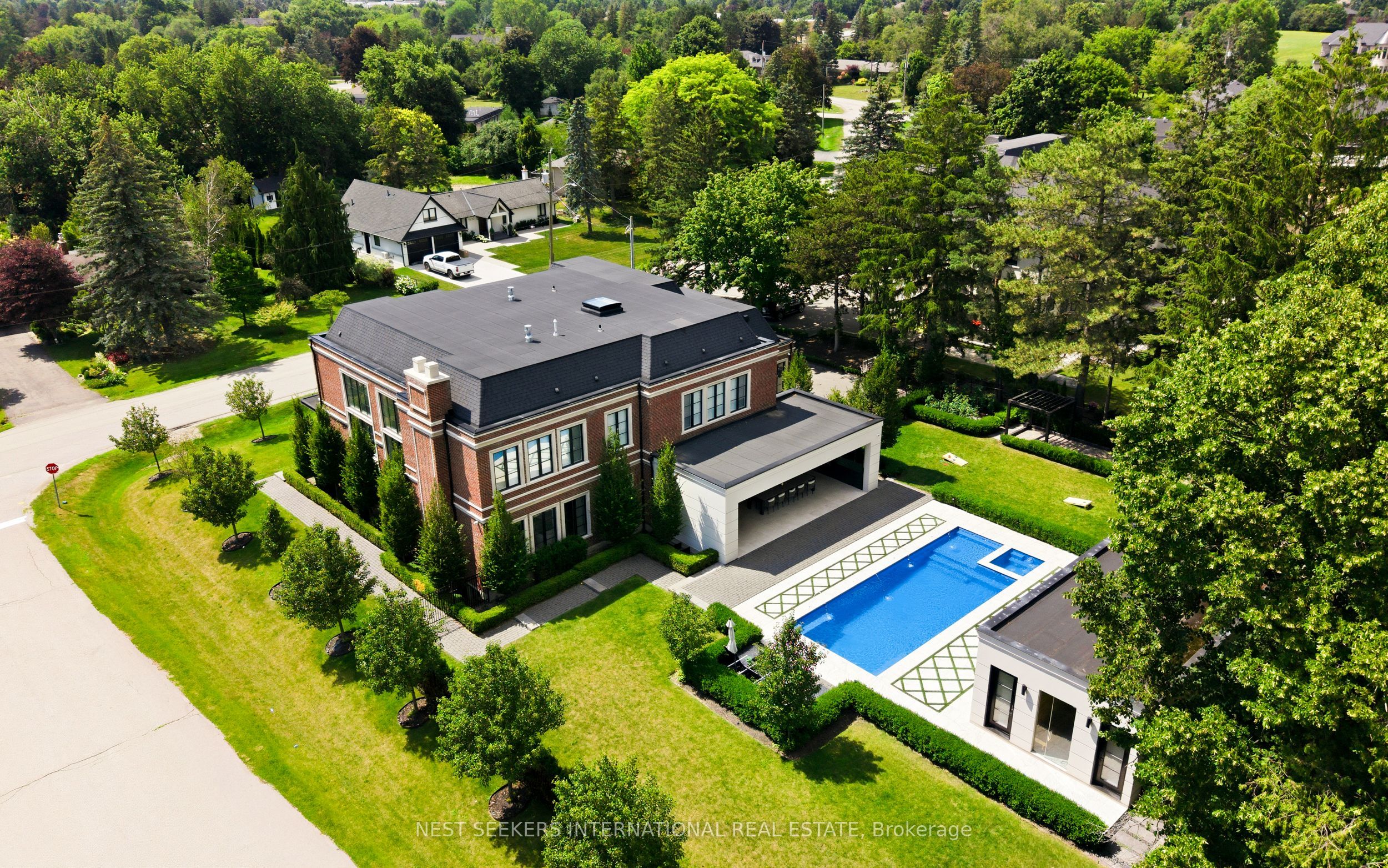 6 Forestave Crescent