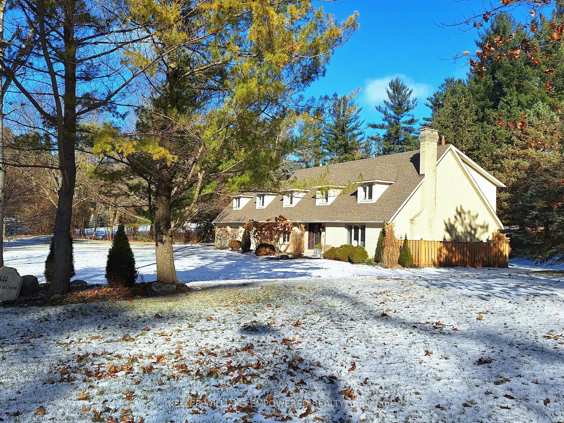 544 Woodland Acres Crescent