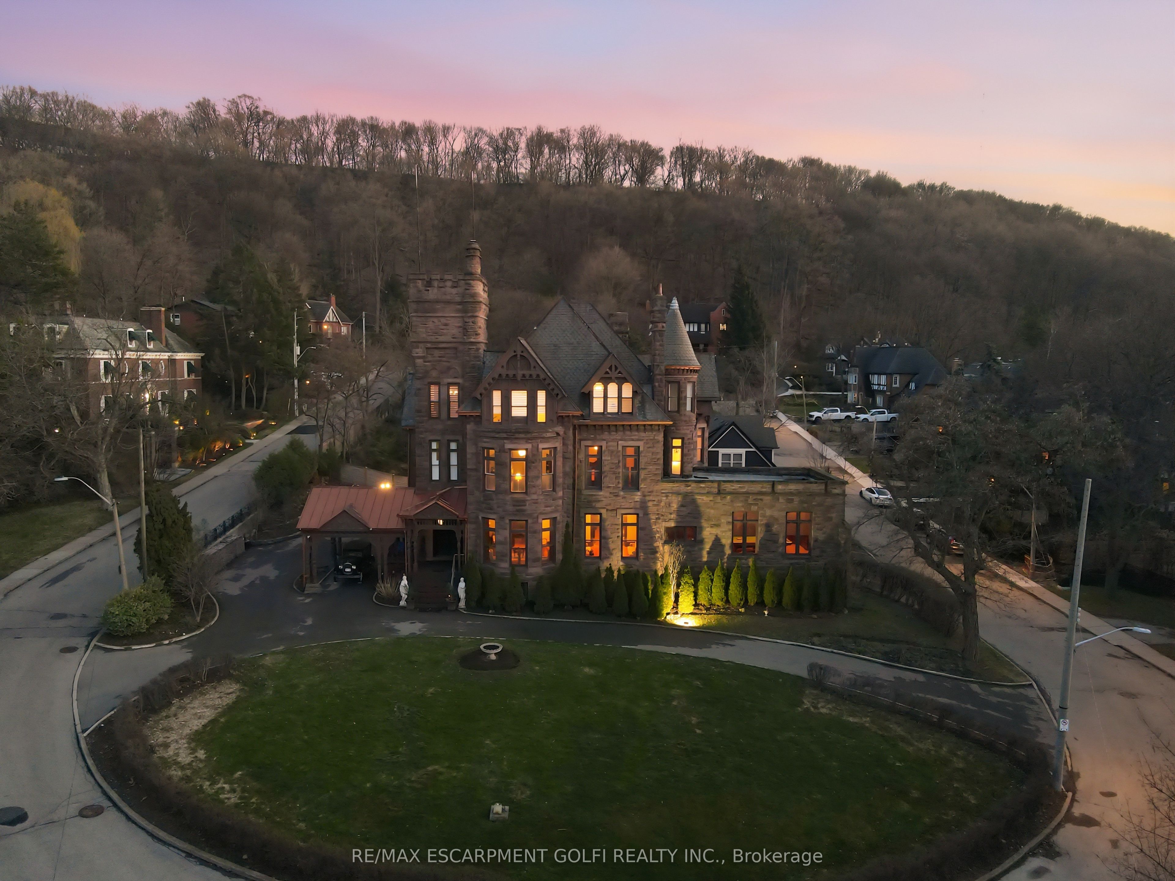 26 RAVENSCLIFFE Avenue