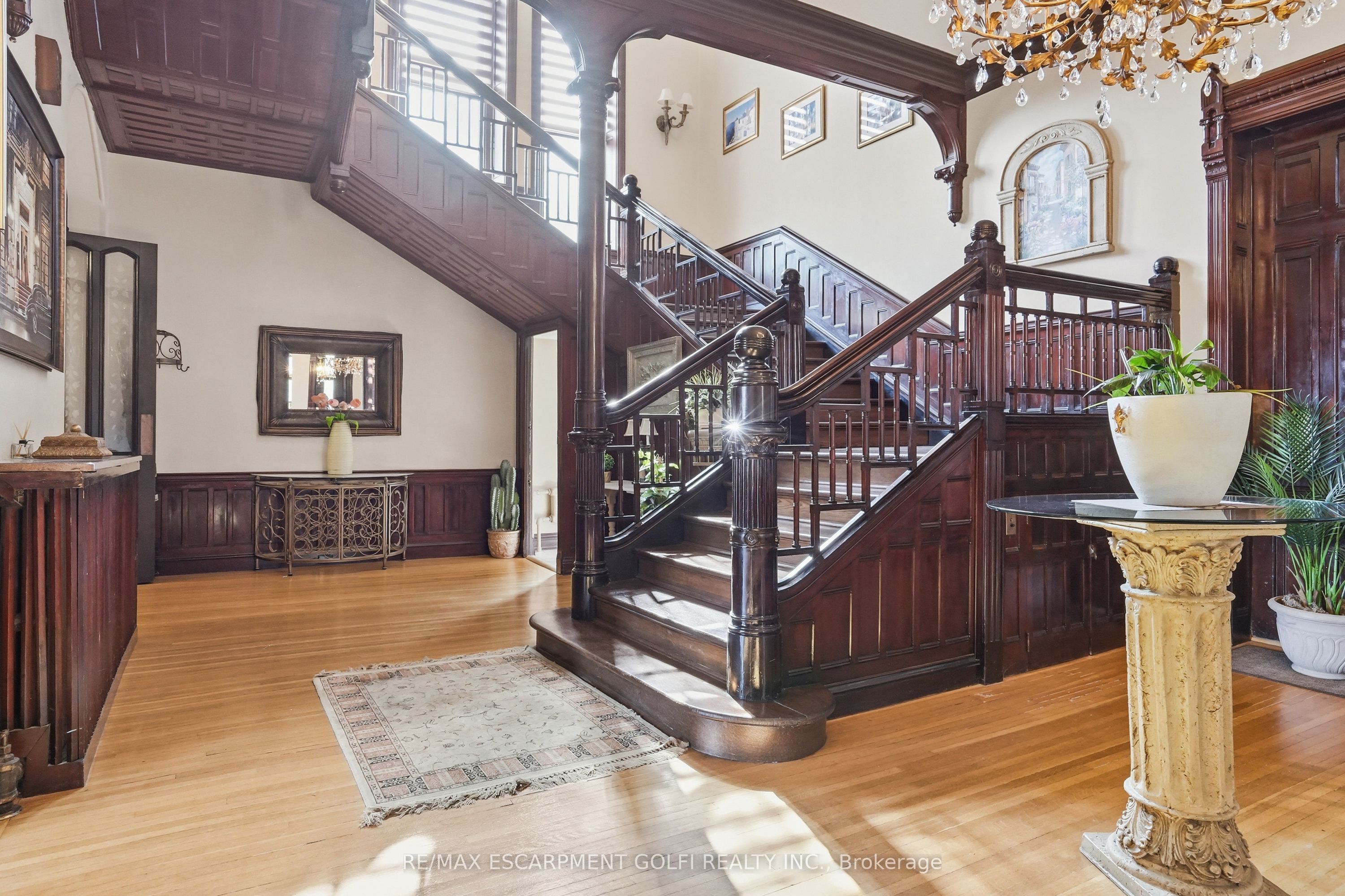 26 RAVENSCLIFFE Avenue