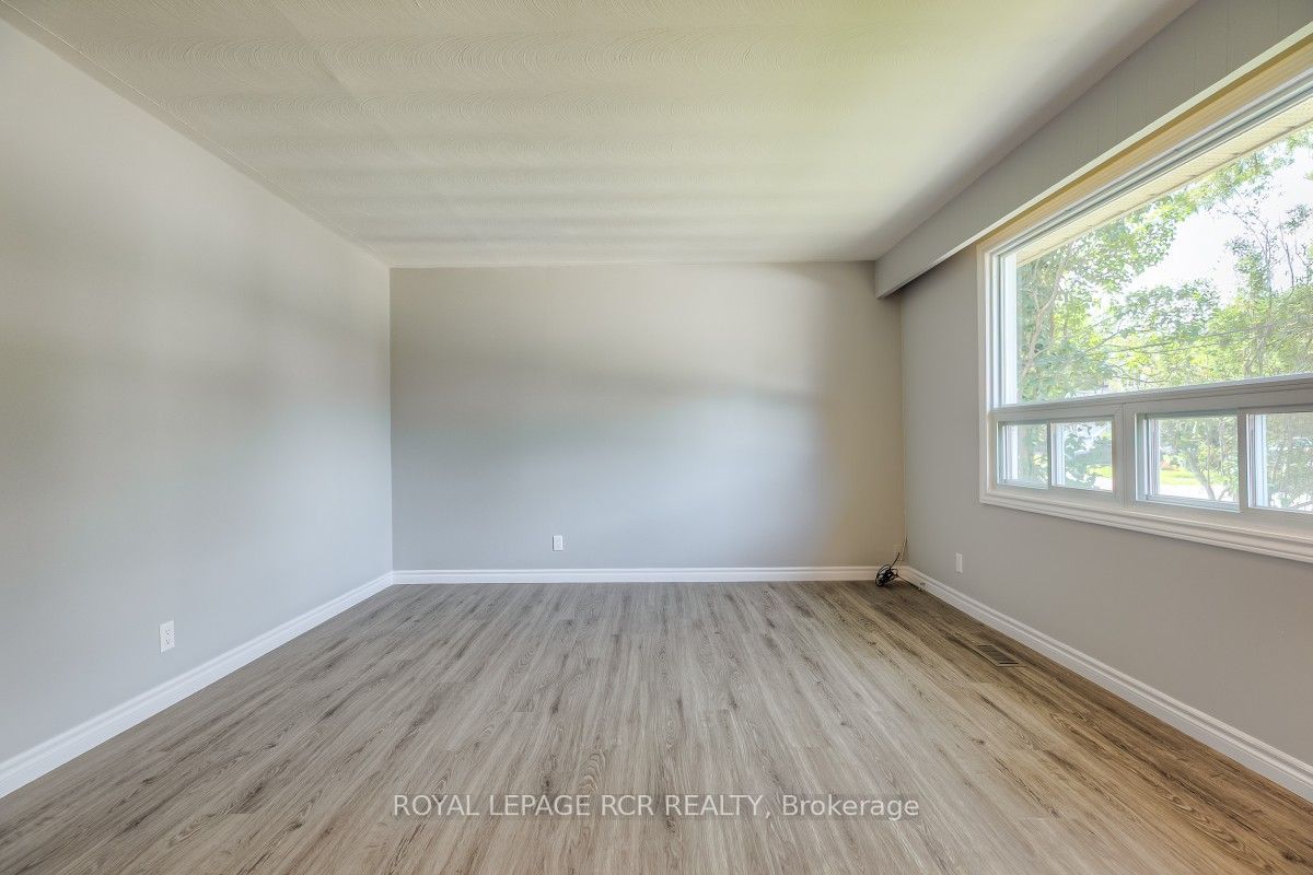 11 Jacksons Point Avenue