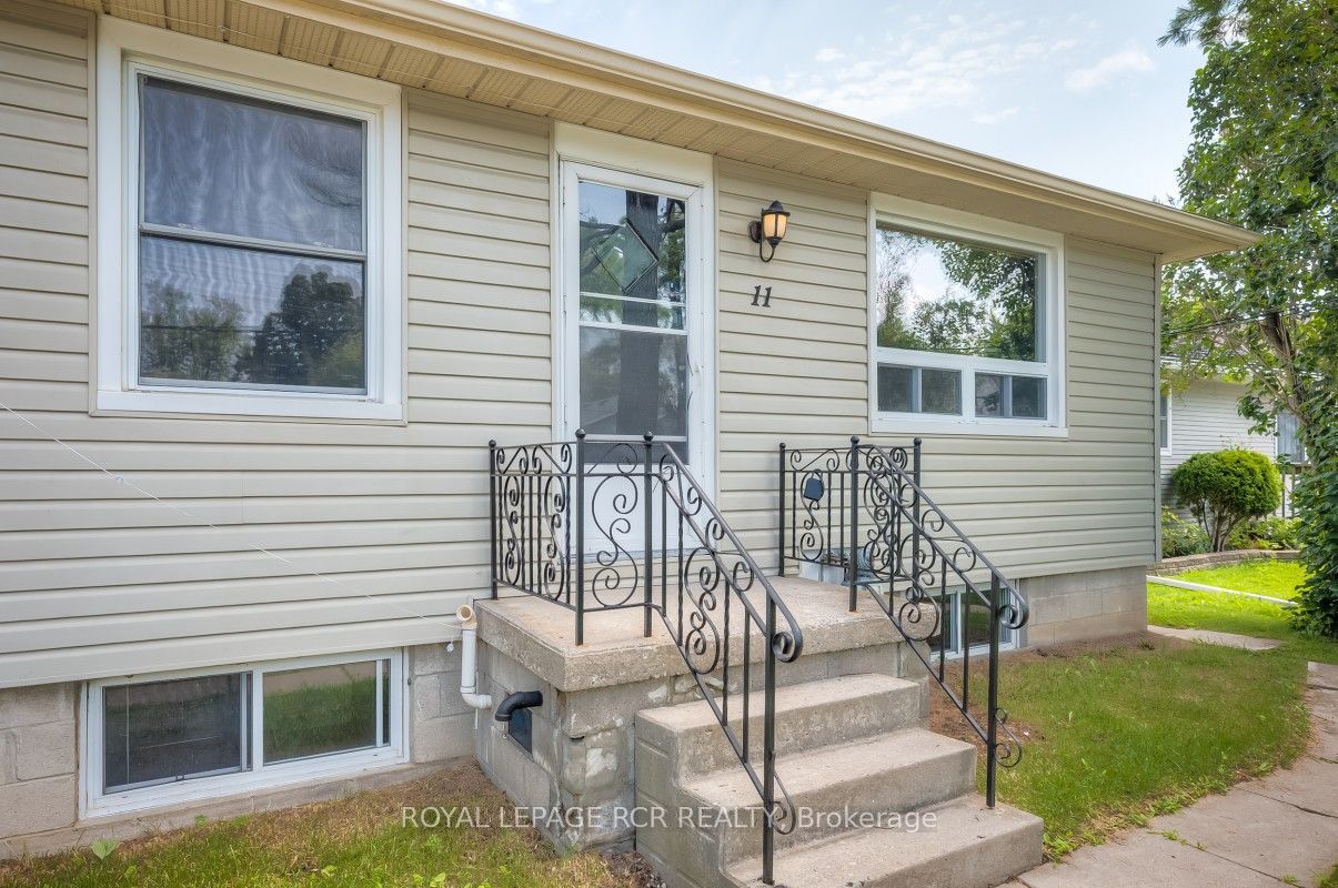 11 Jacksons Point Avenue