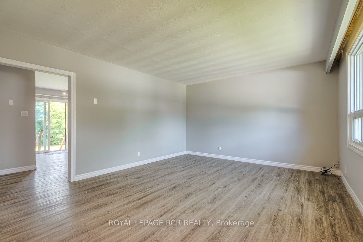 11 Jacksons Point Avenue
