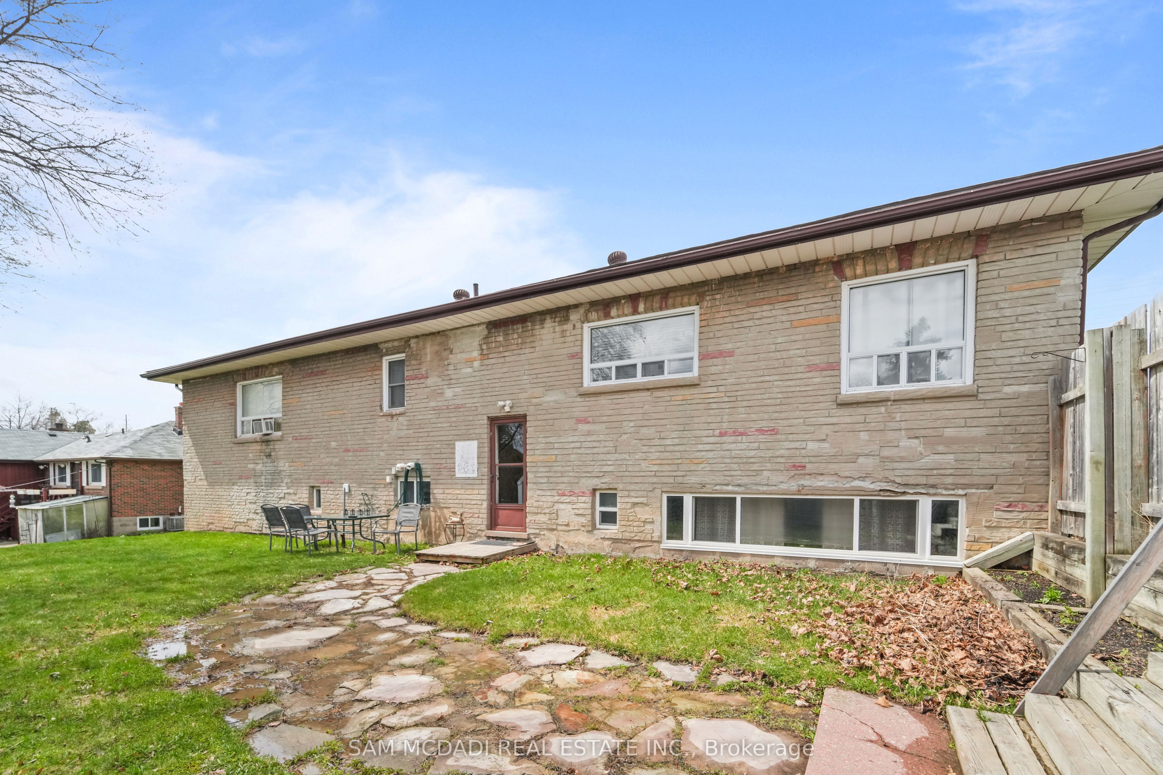 2230 Britannia Road W