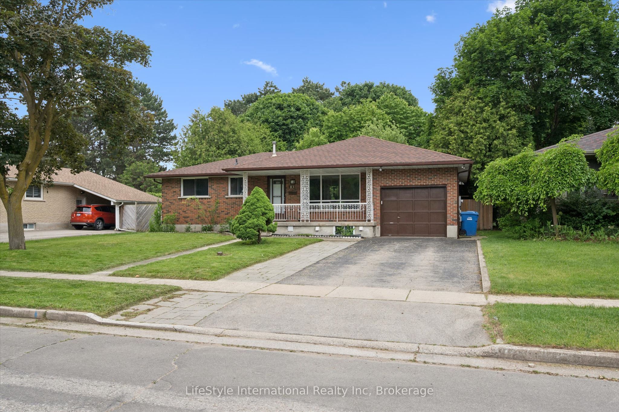 113 Applewood Crescent