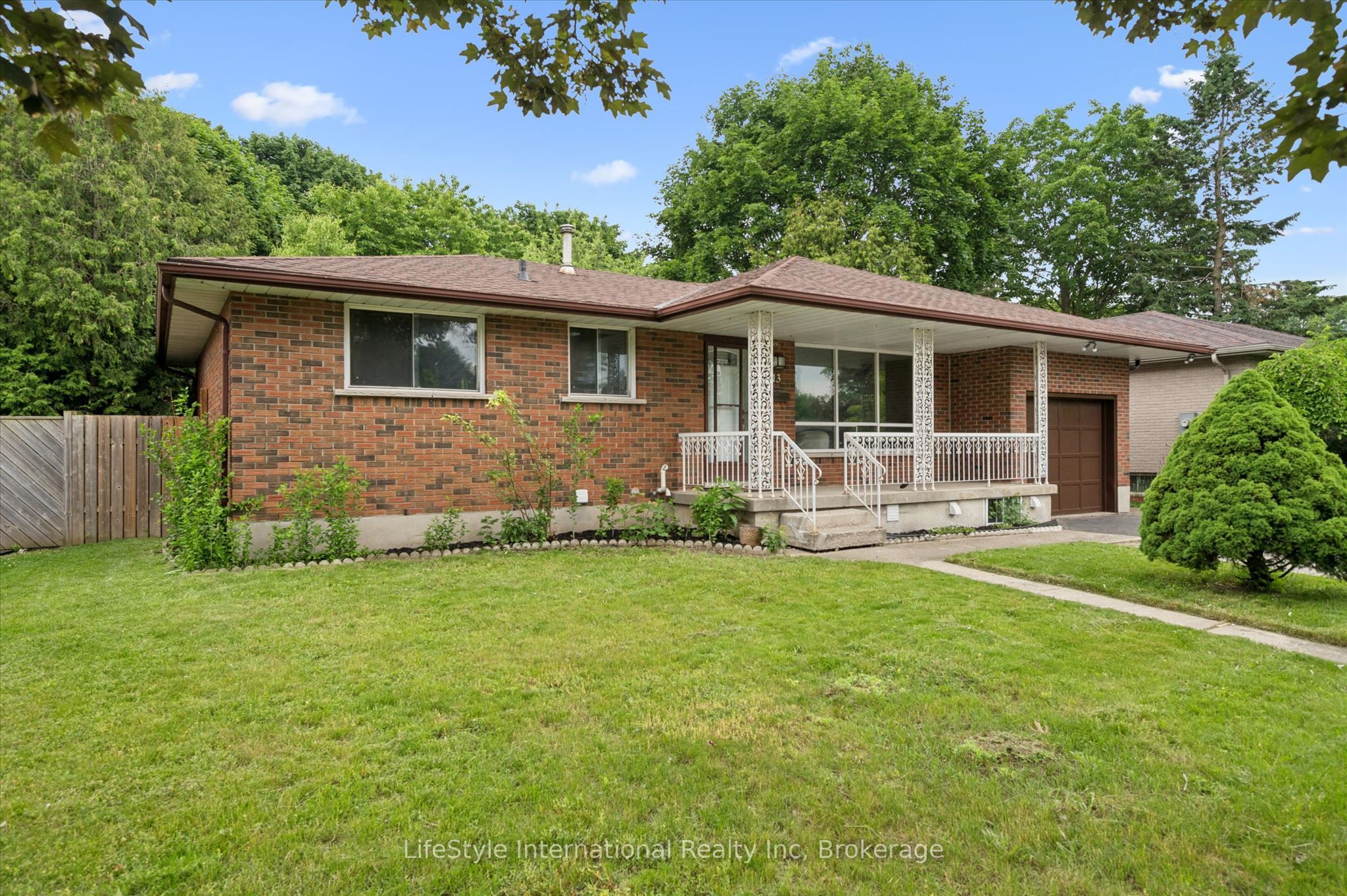 113 Applewood Crescent