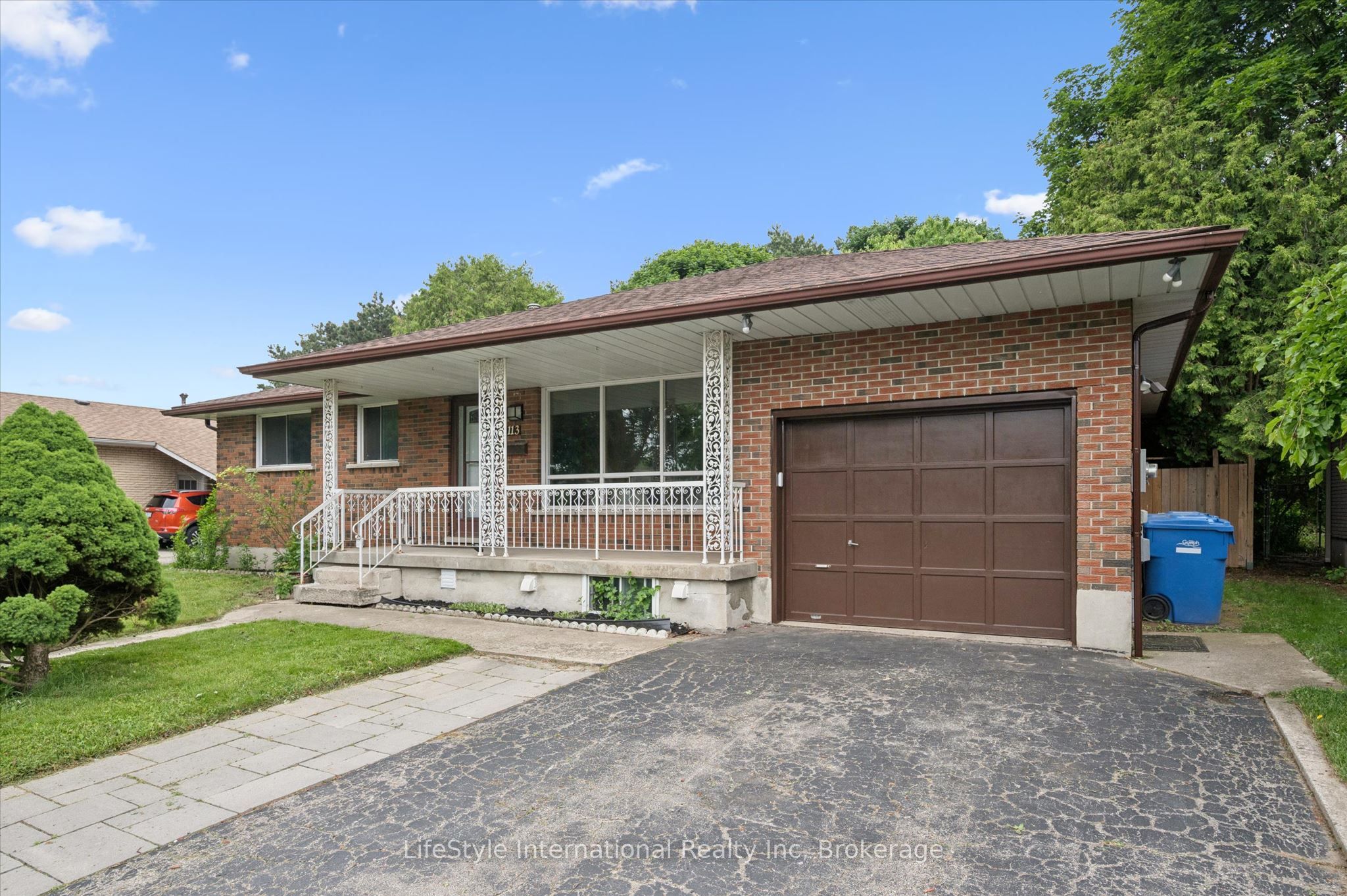 113 Applewood Crescent