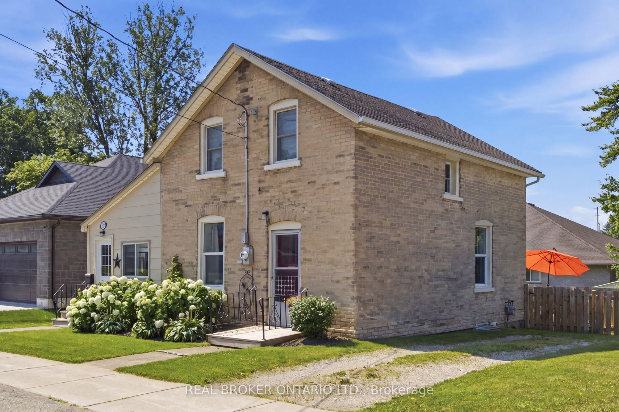 520 Elma Street W