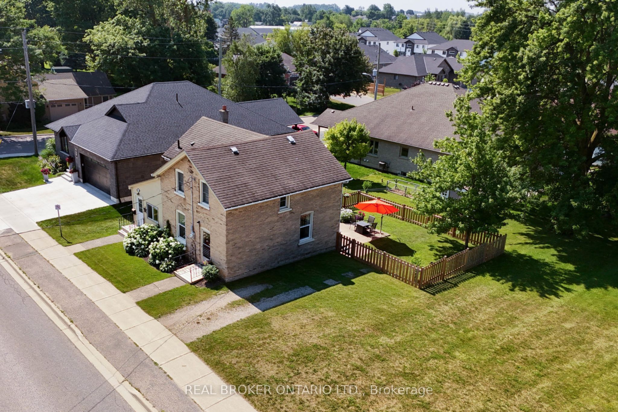 520 Elma Street W