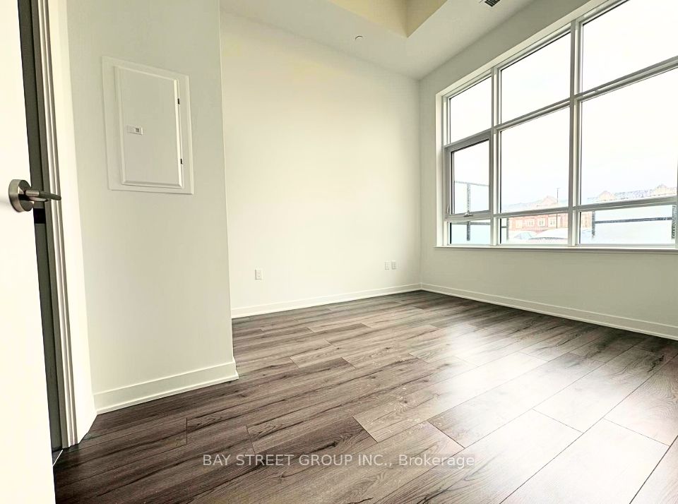 395 Dundas Street W 130