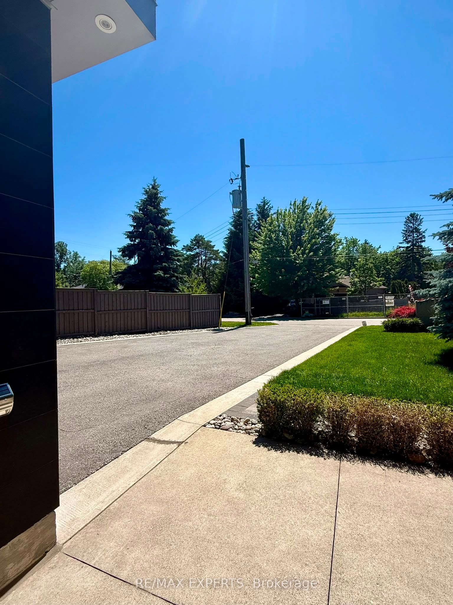 1527 Glenhill Crescent