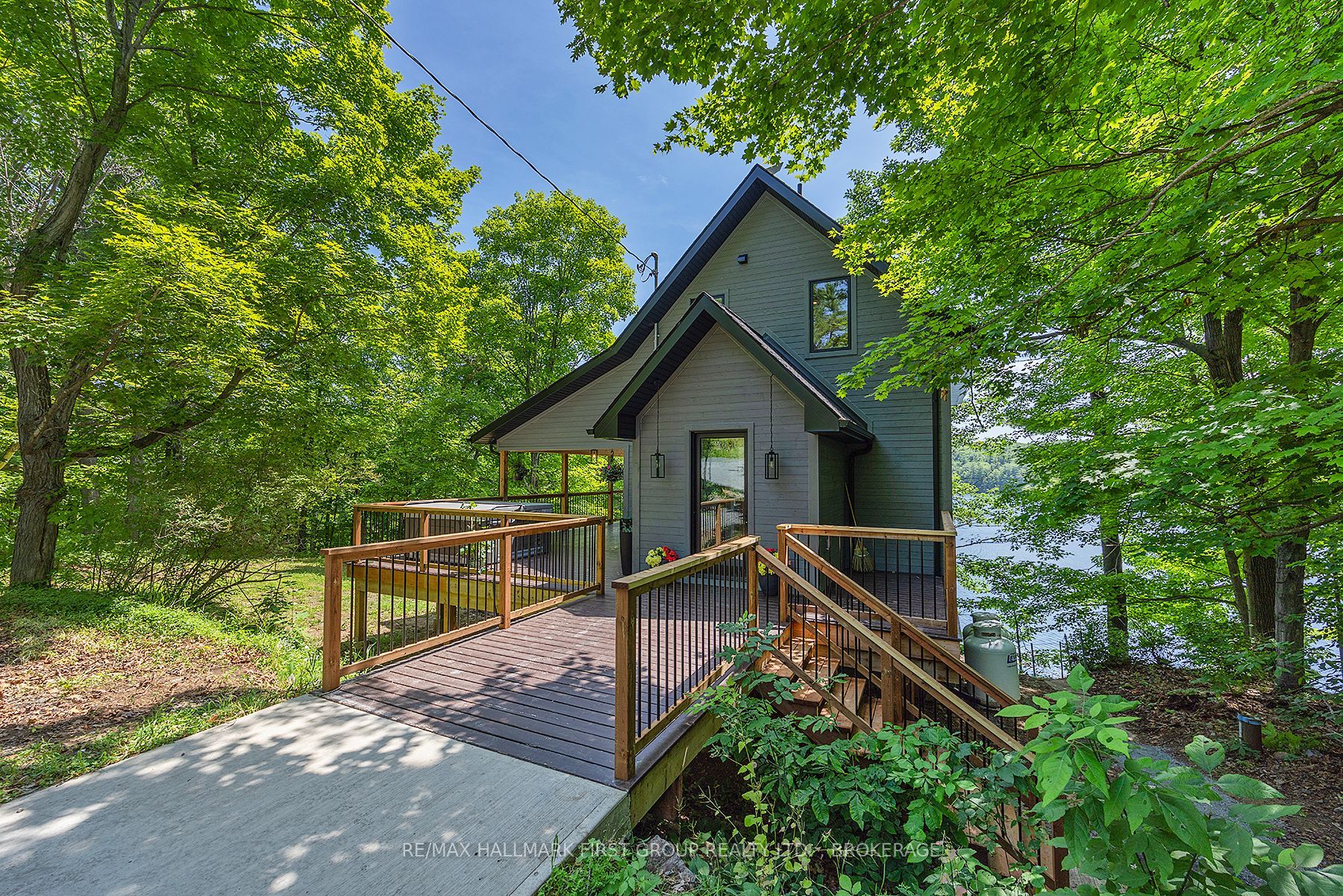 1005 Macdonald Lane