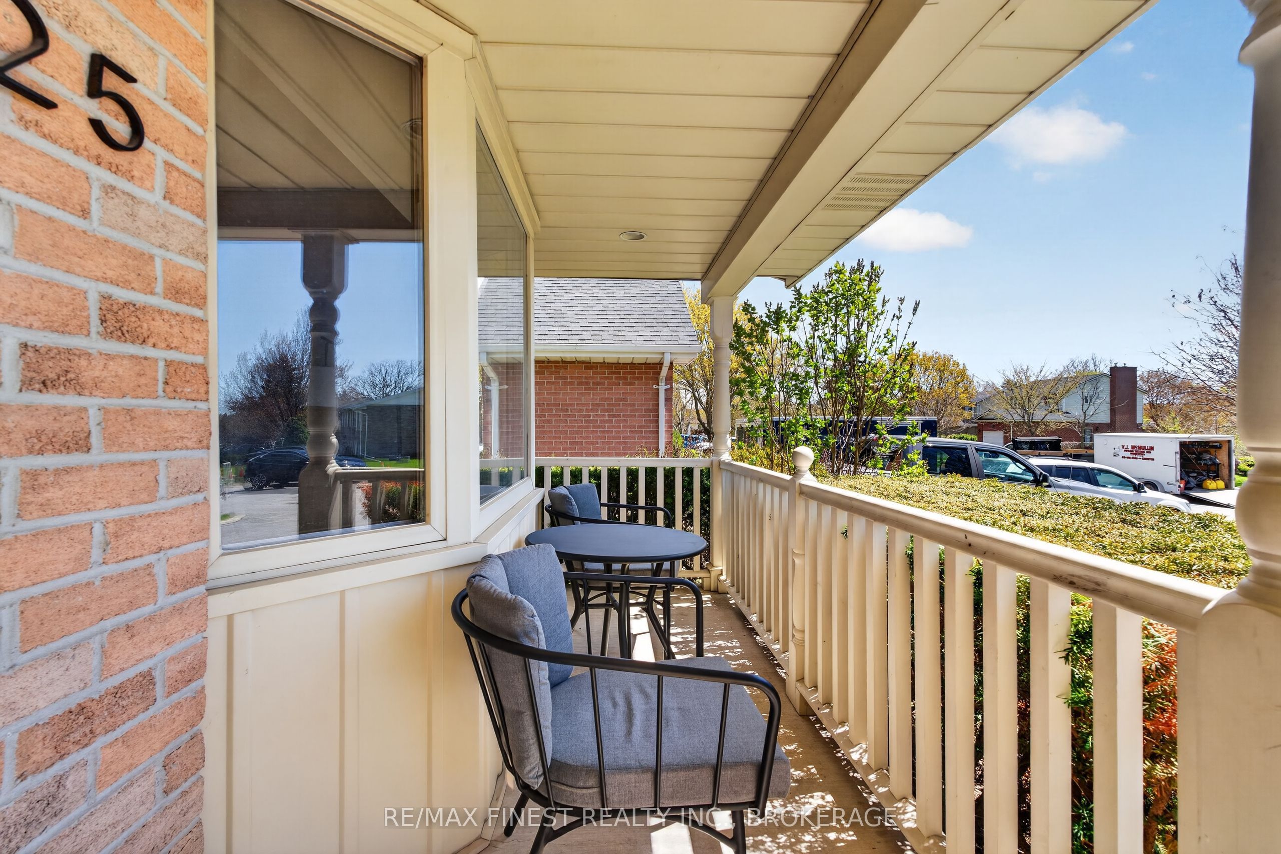 825 SOMERSET Crescent