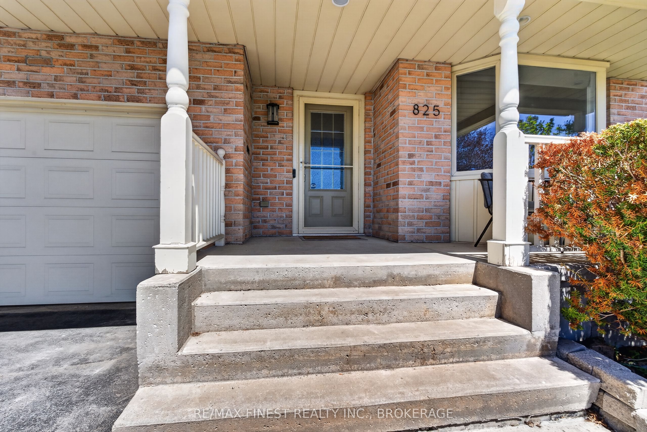 825 SOMERSET Crescent