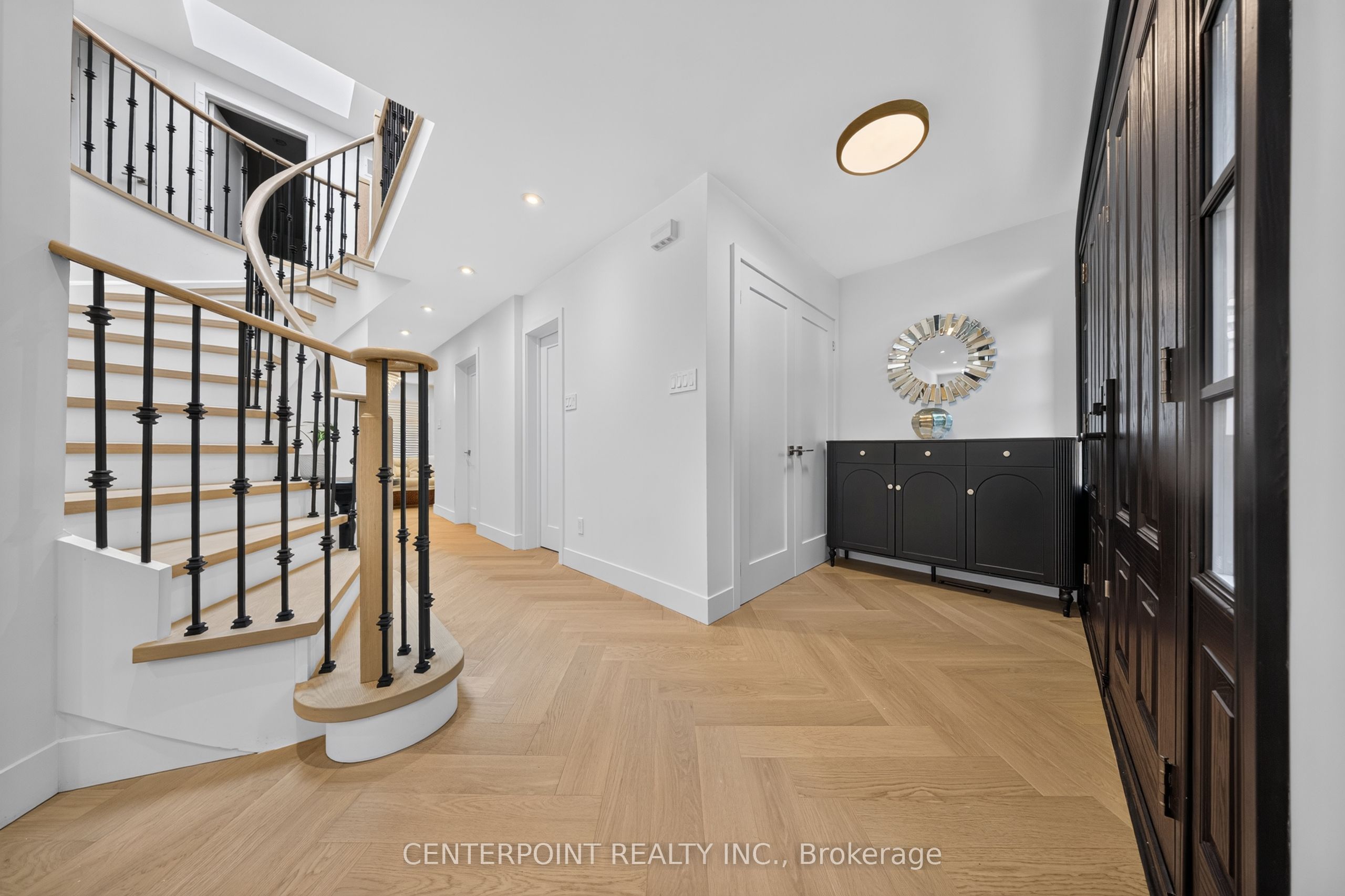 1073 Grandeur Crescent