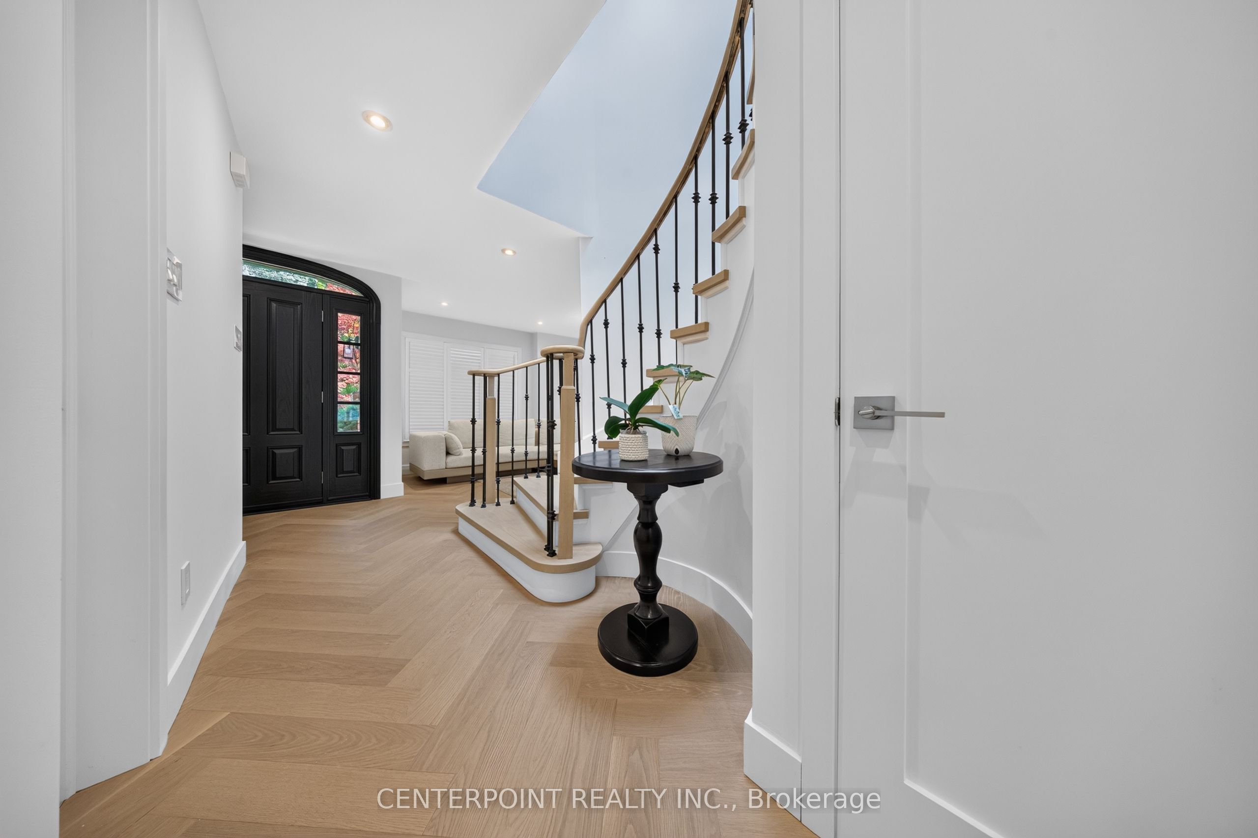 1073 Grandeur Crescent