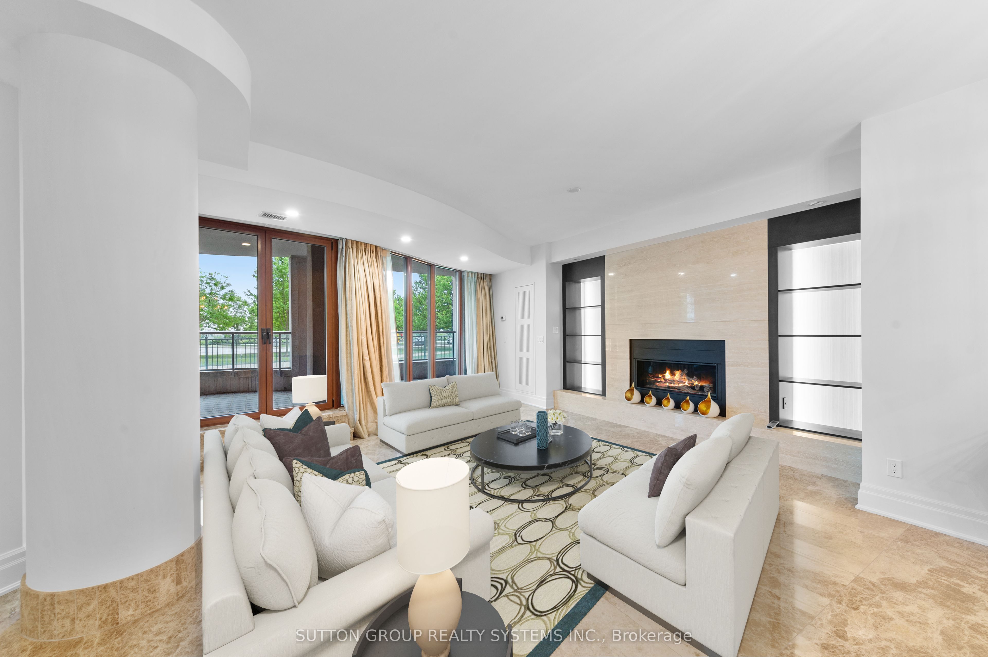 2095 Lake Shore Boulevard W 102