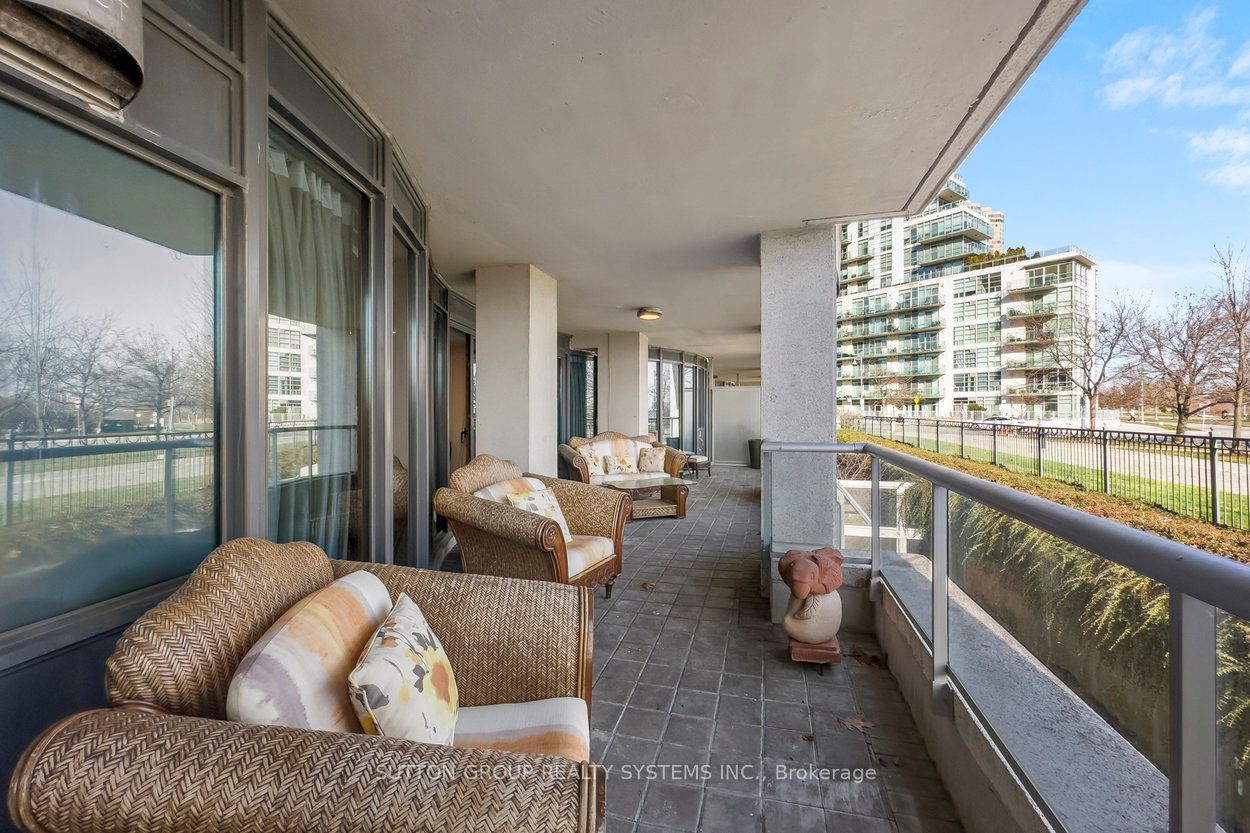 2095 Lake Shore Boulevard W 102