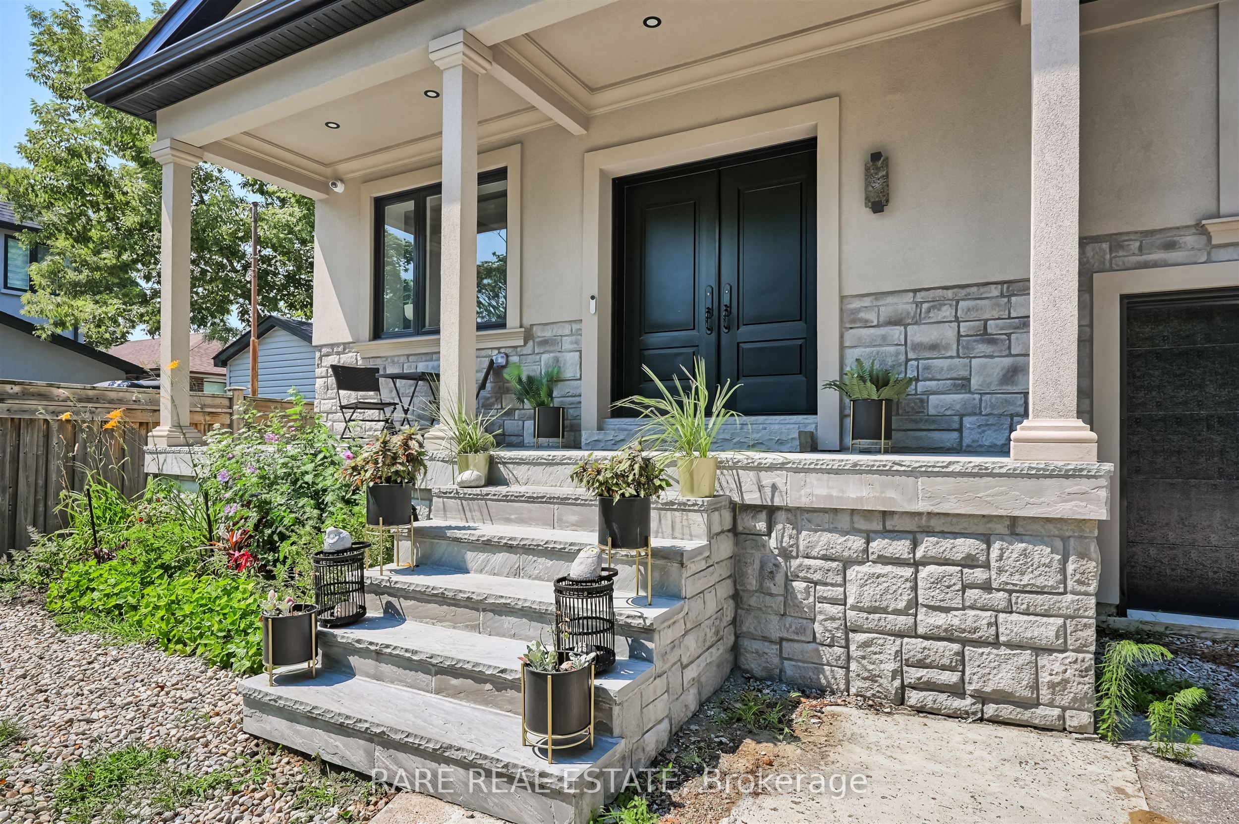 32 Bradfield Avenue W