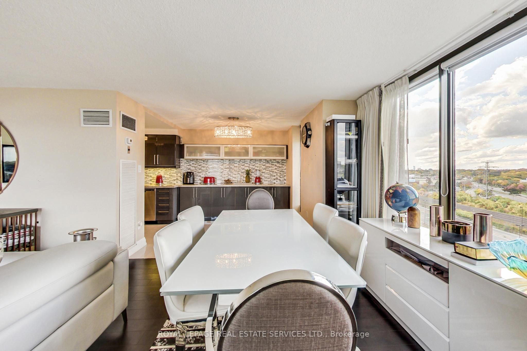 2045 Lake Shore Boulevard W 1110