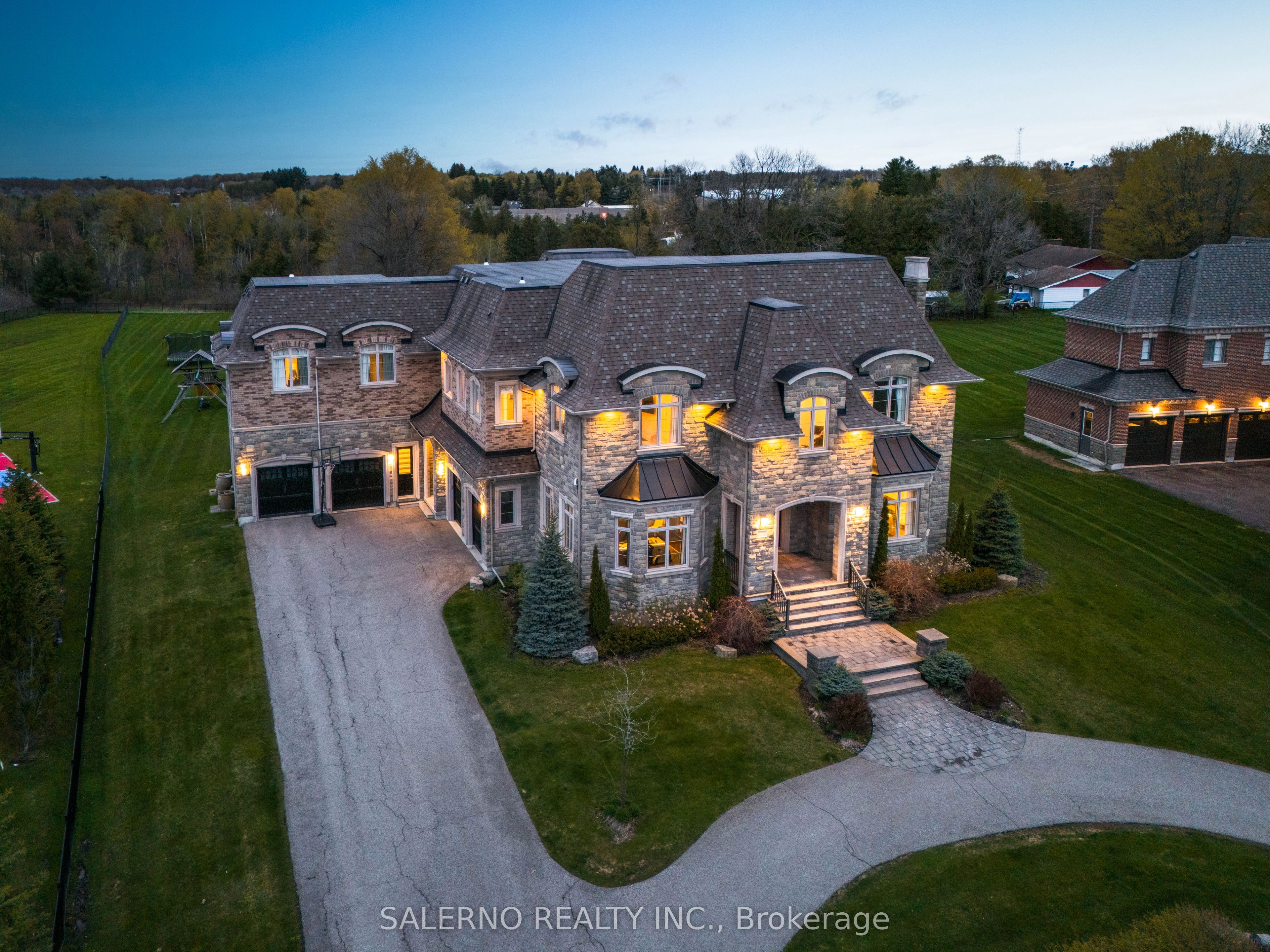 21 Stallions Court