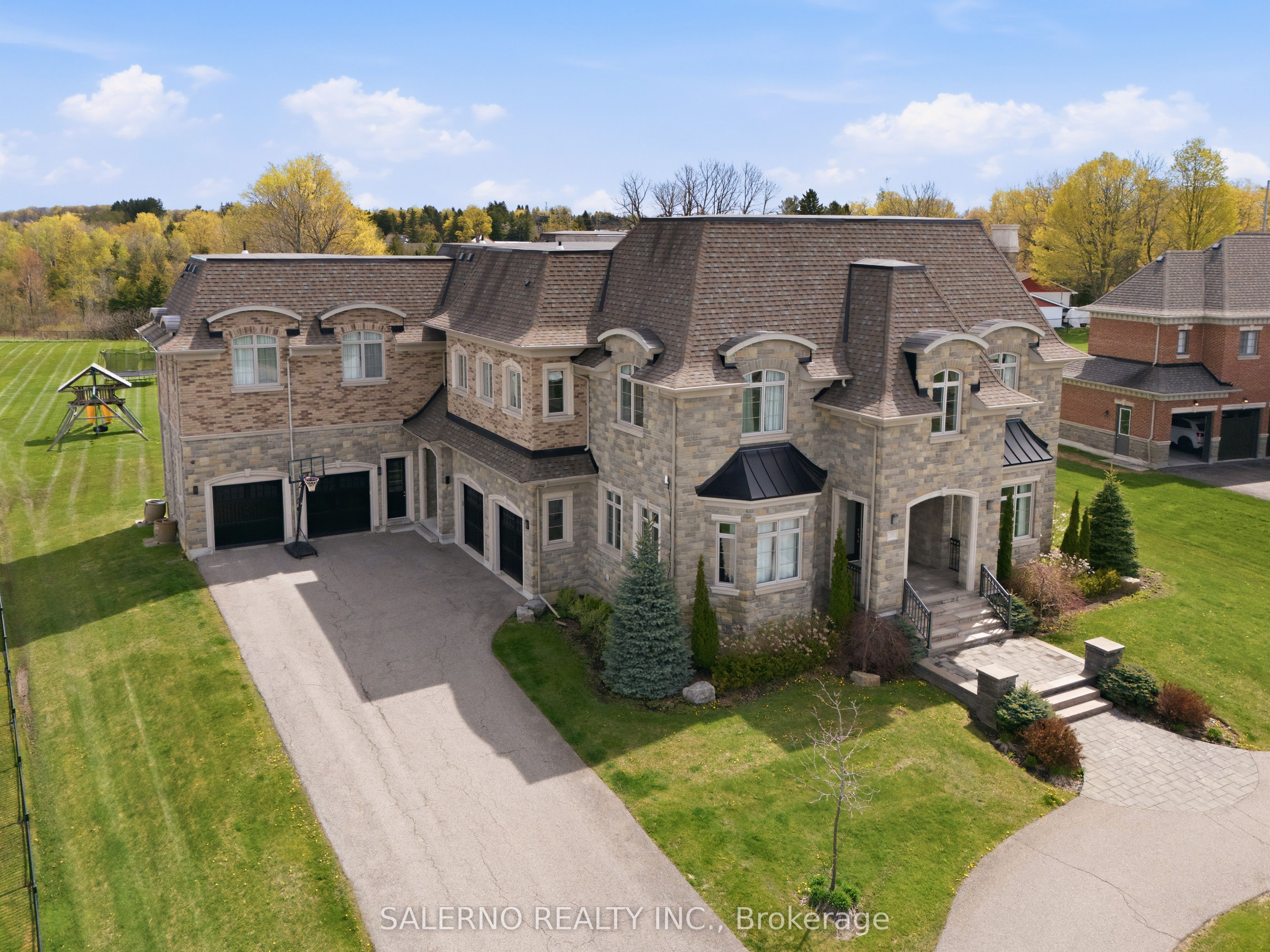 21 Stallions Court