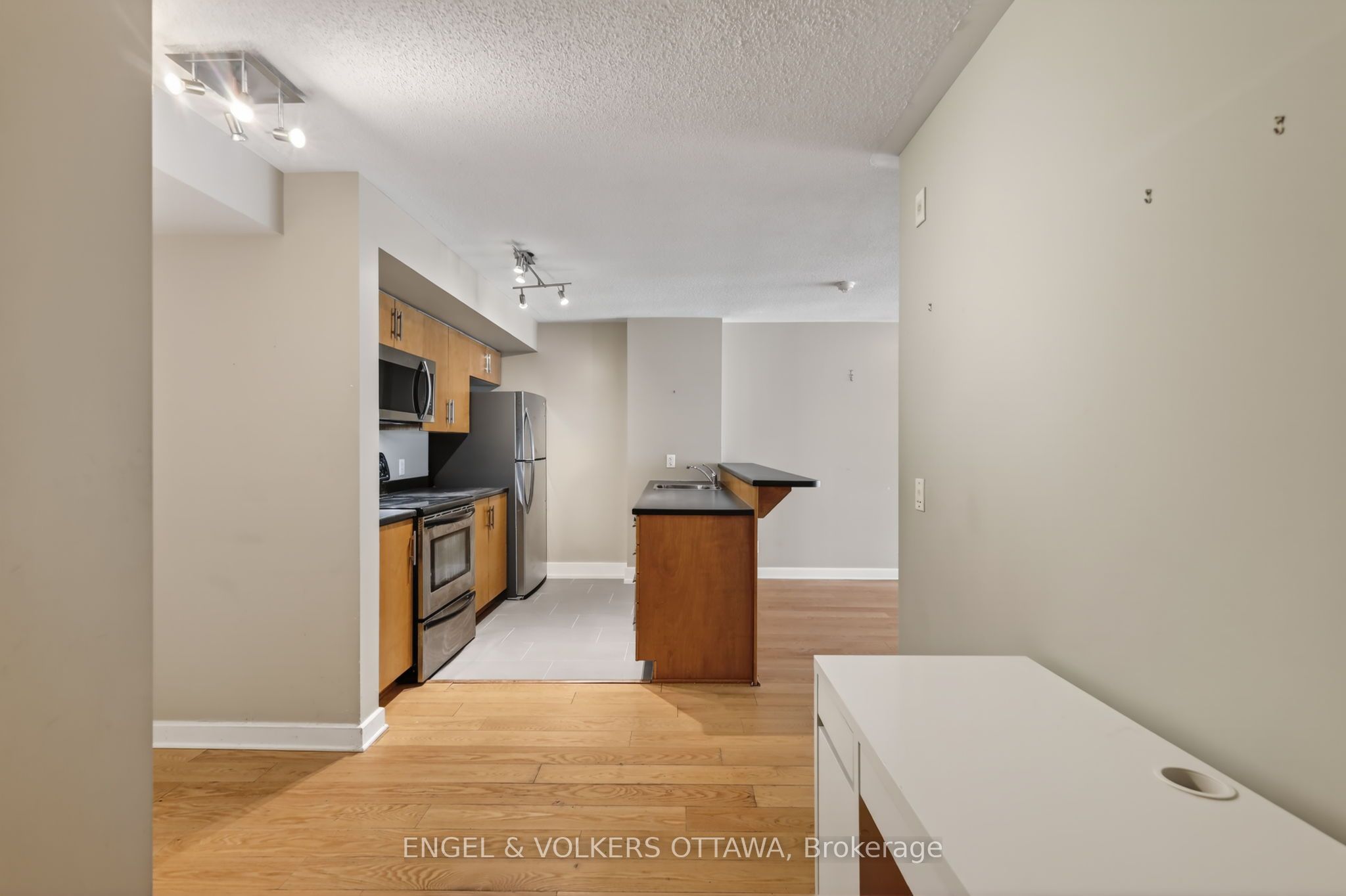 138 Somerset Street W 604