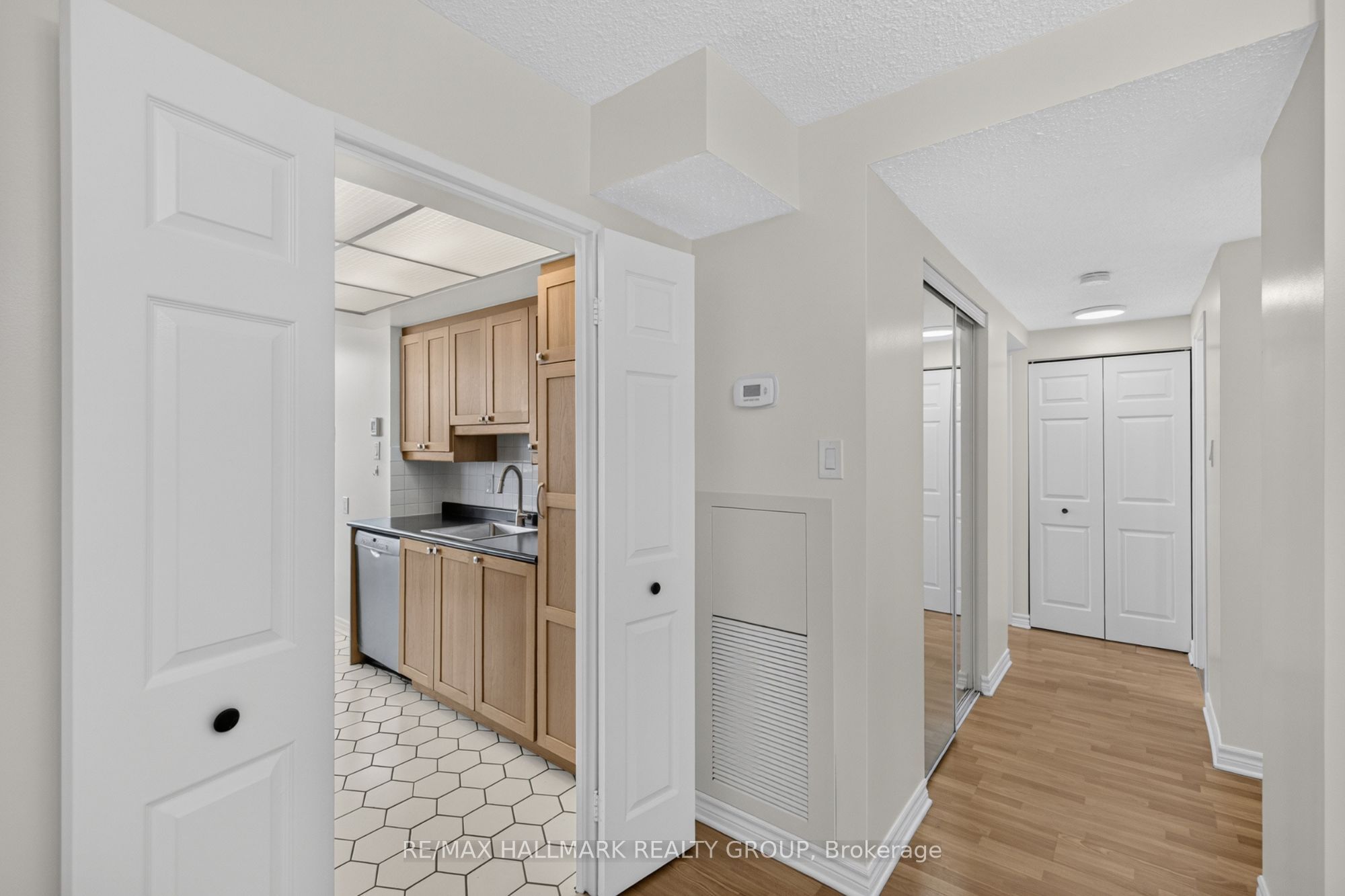 530 Laurier Avenue W 901