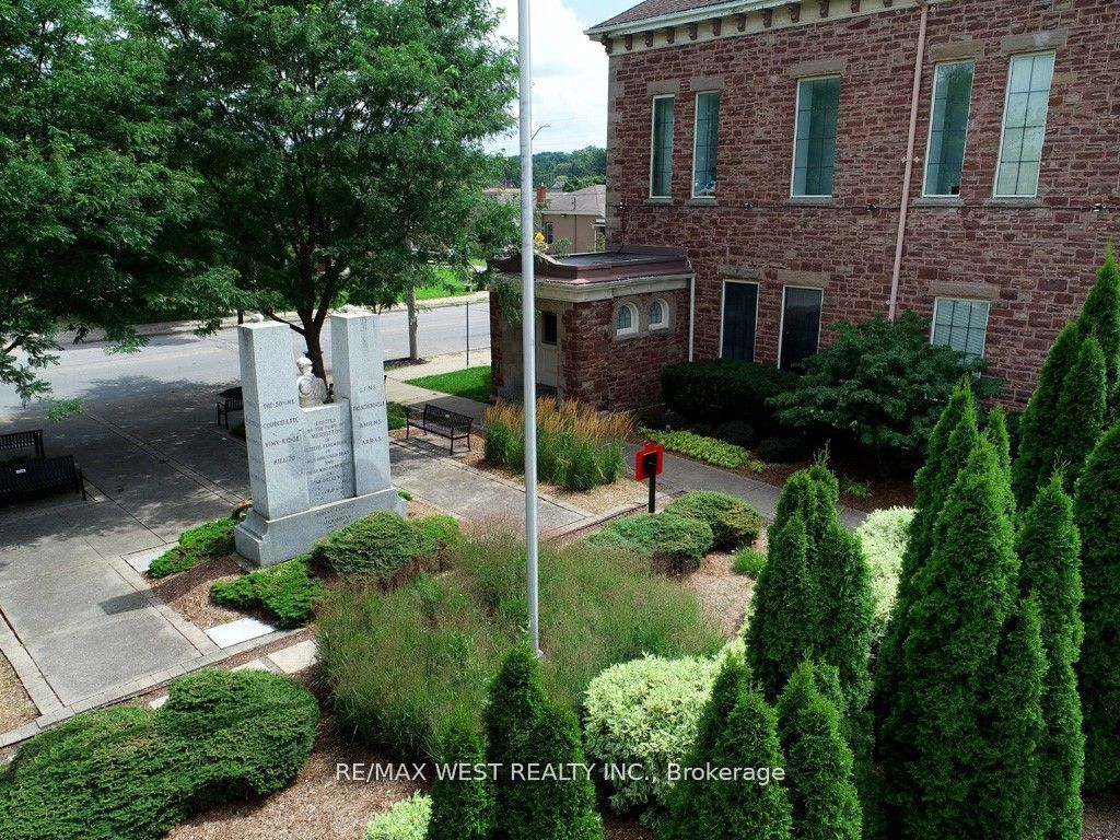 343 Merritt Street W