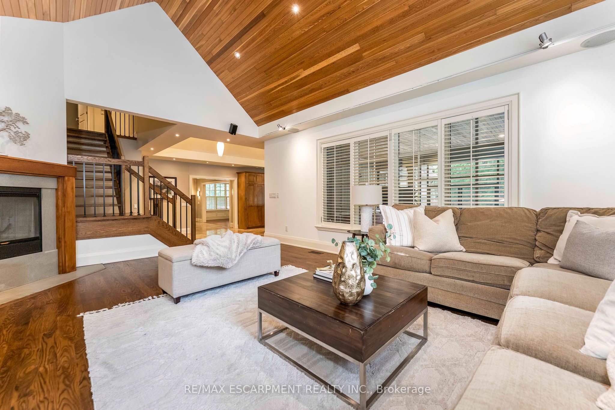 2209 Pineneedle Row