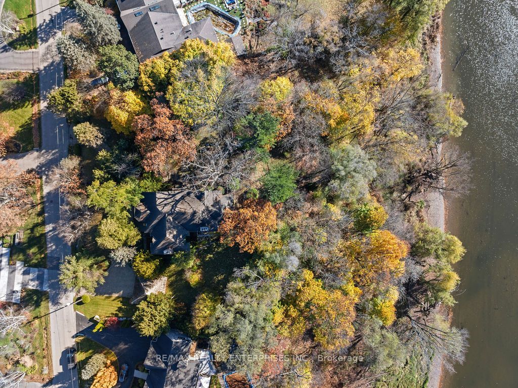 1520 Pinetree Crescent